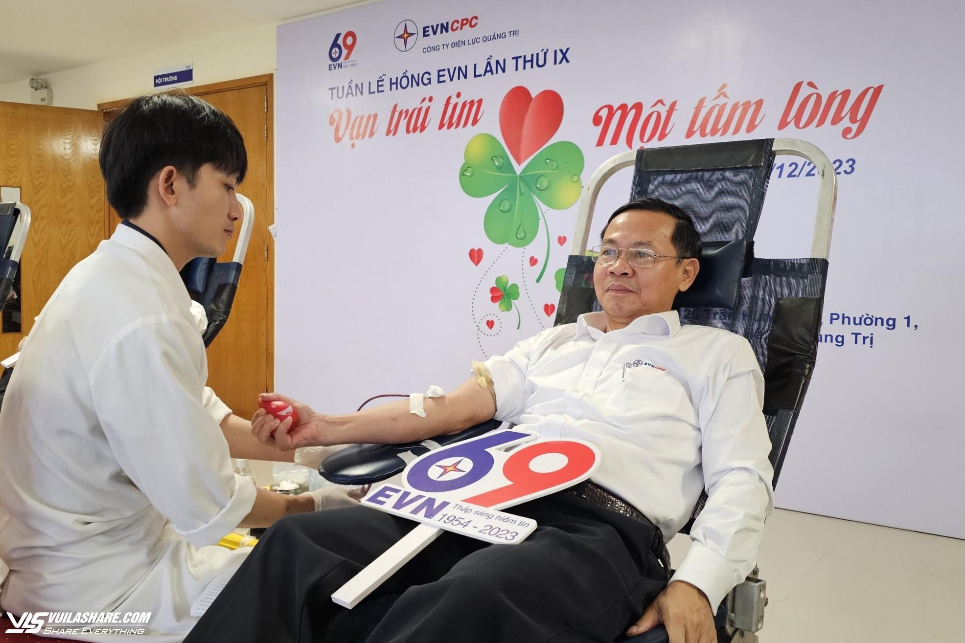 Ông Phan Văn Vĩnh (Giám đốc PC Quảng Trị) tham gia hiến máu. ẢNH: T.L