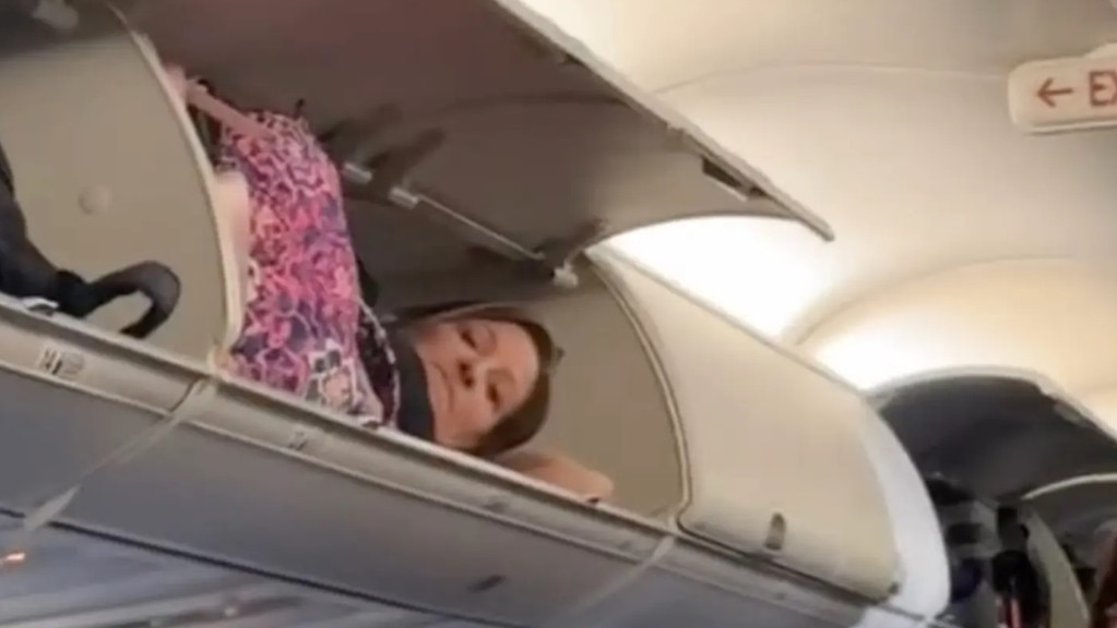 Hành động kỳ lạ trên máy bay của hành khách gây sốt mạng xã hội- Ảnh 1.