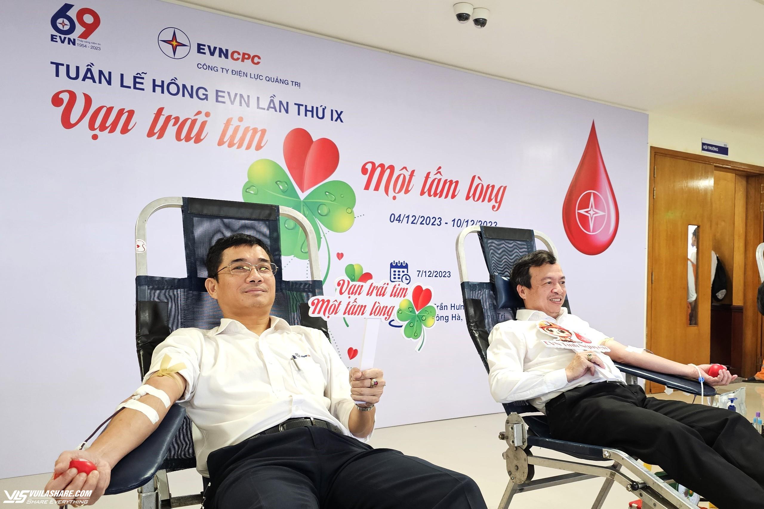 Các ông Trần Quang Đông (phải), ông Lê Anh Trung (cùng là Phó giám đốc PC Quảng Trị) tham gia hiến máu. ẢNH: T.L