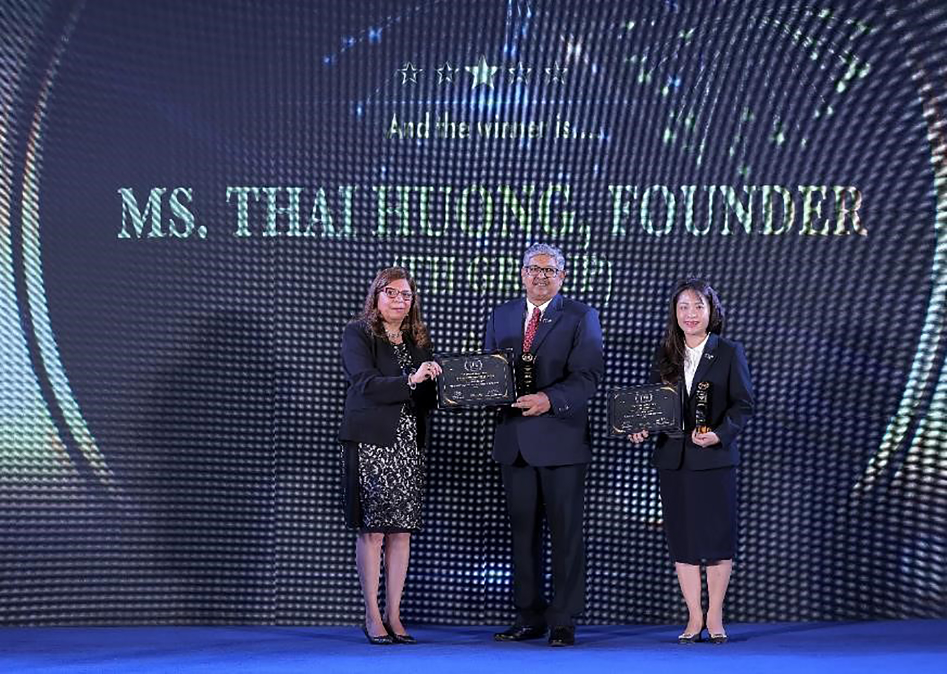 Các đại diện của Tập đoàn TH nhận các giải thưởng tại Global Brand Awards