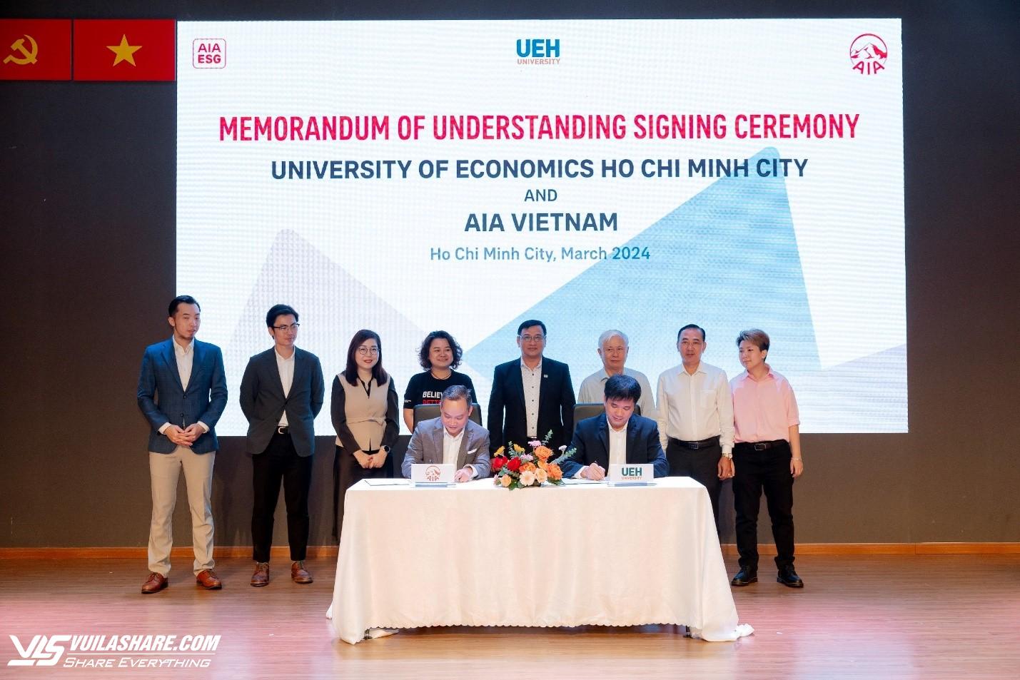 Ông Lê Thành Nam, Phó Tổng Giám đốc Tài chính AIA Việt Nam và PGS.TS. Bùi Quang Hùng - Phó Giám đốc UEH ký kết hợp tác chiến lược đến năm 2027