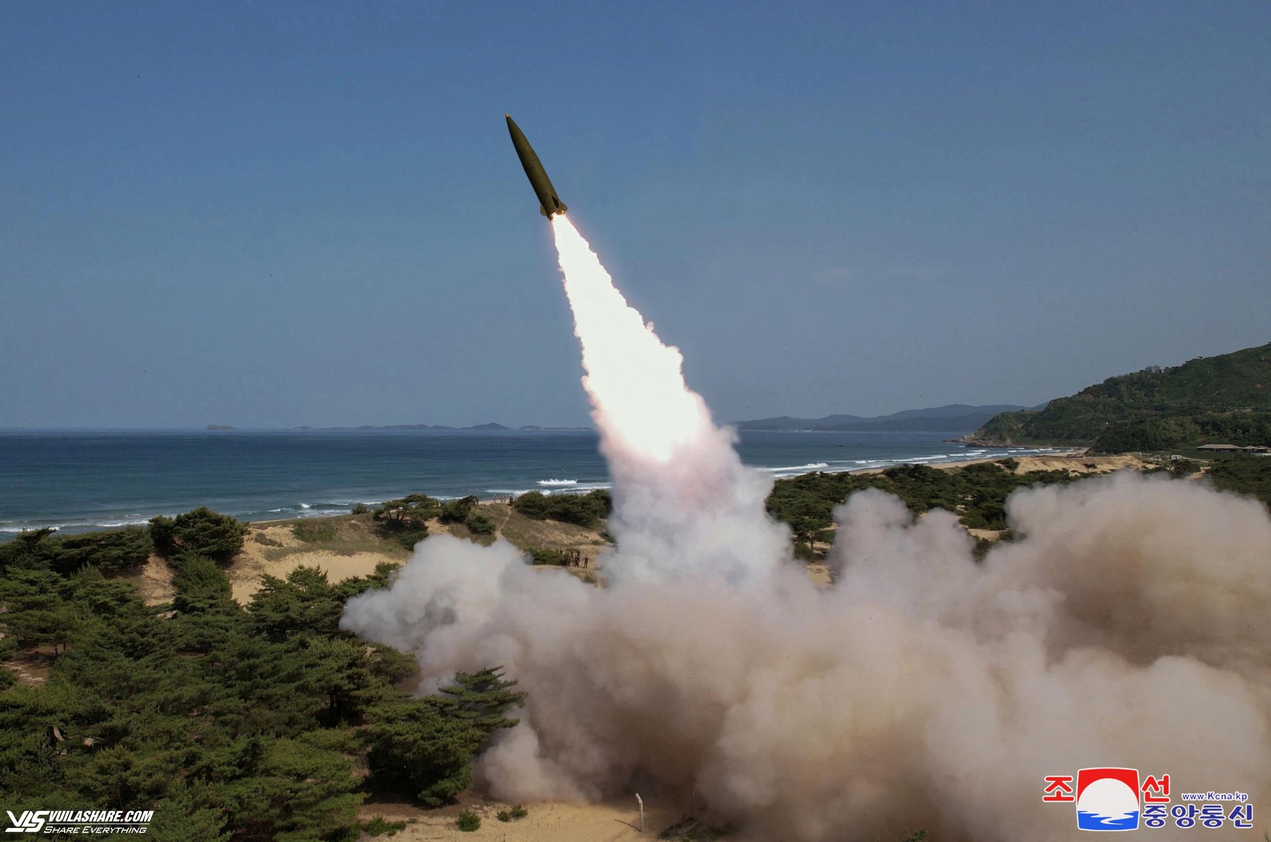 Triều Tiên phóng hàng loạt tên lửa đạn đạo, Hàn-Nhật cảnh báo- Ảnh 1.