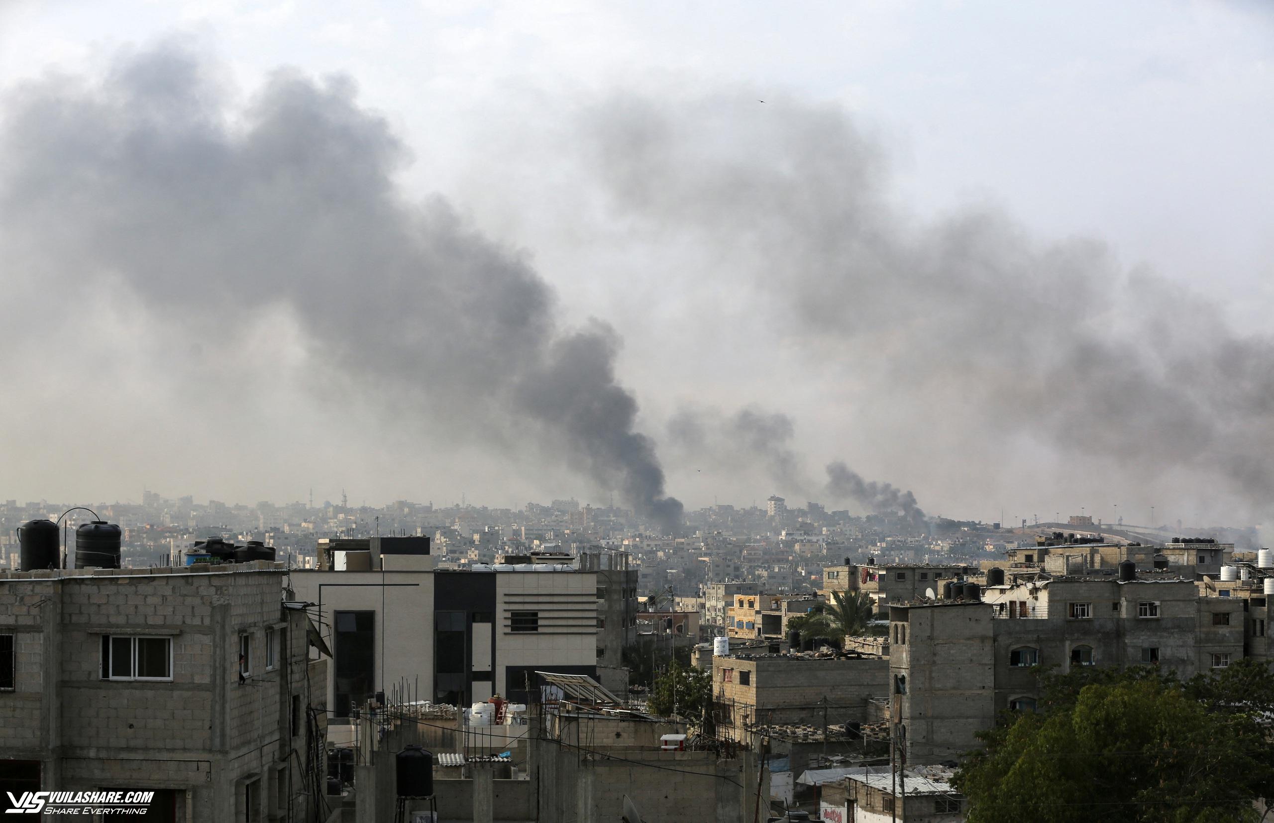 Xe tăng Israel tiến vào trung tâm Rafah sau vụ không kích gây phẫn nộ- Ảnh 2.
