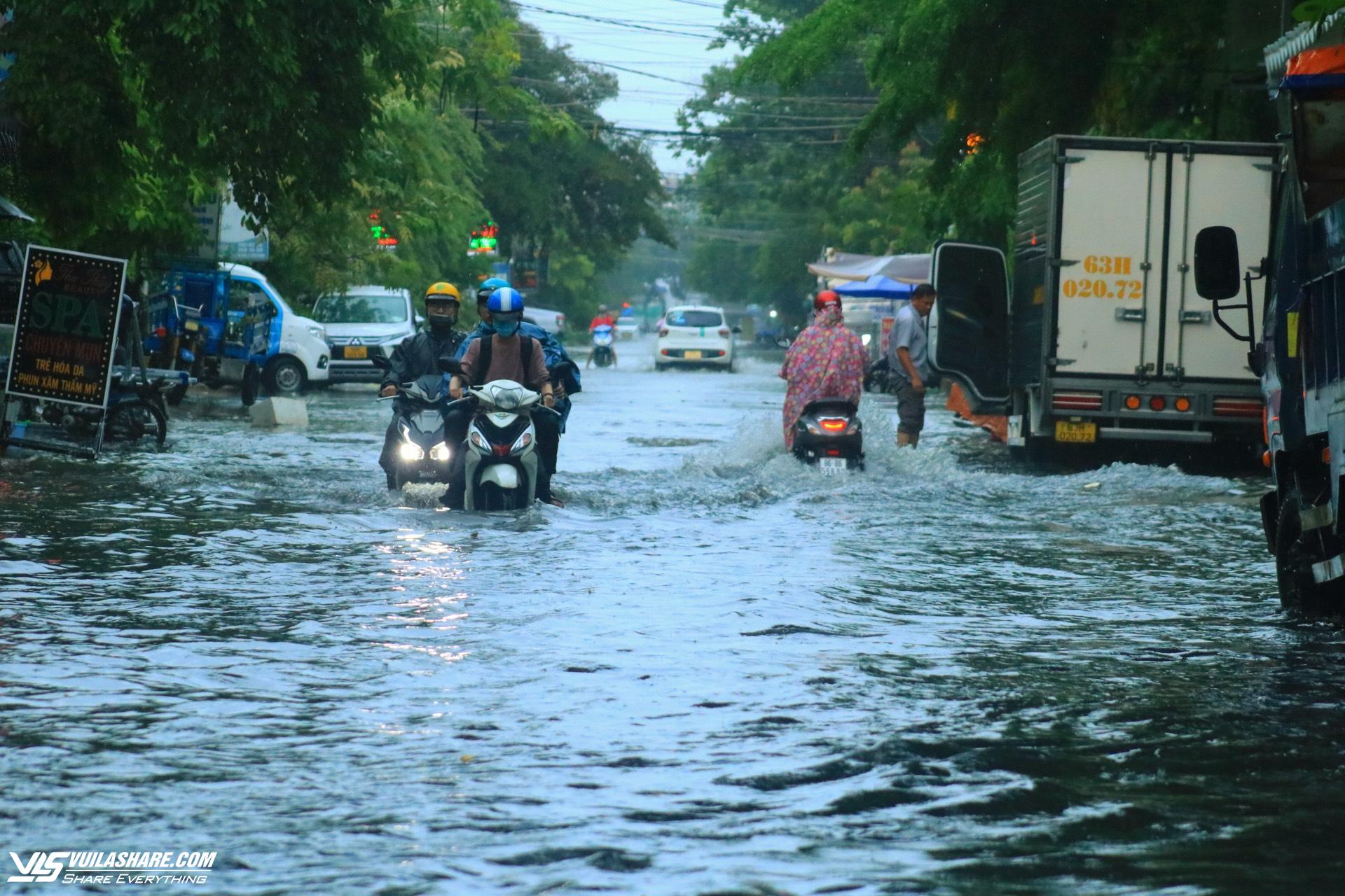 TP.HCM có mưa lớn chiều nay: Xe lội nước trên đường... 'như sông'- Ảnh 6.