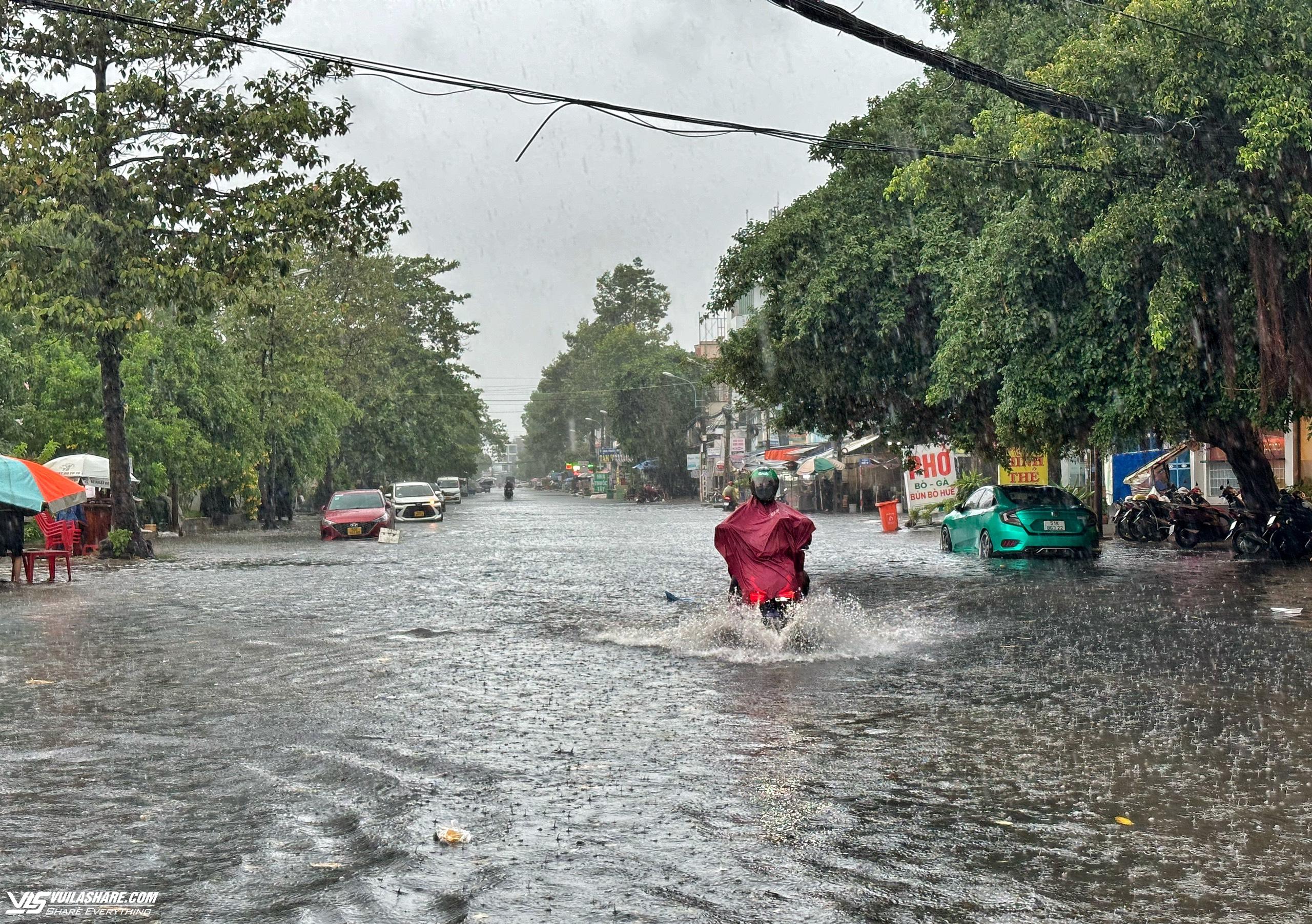 TP.HCM có mưa lớn chiều nay: Xe lội nước trên đường... 'như sông'- Ảnh 5.