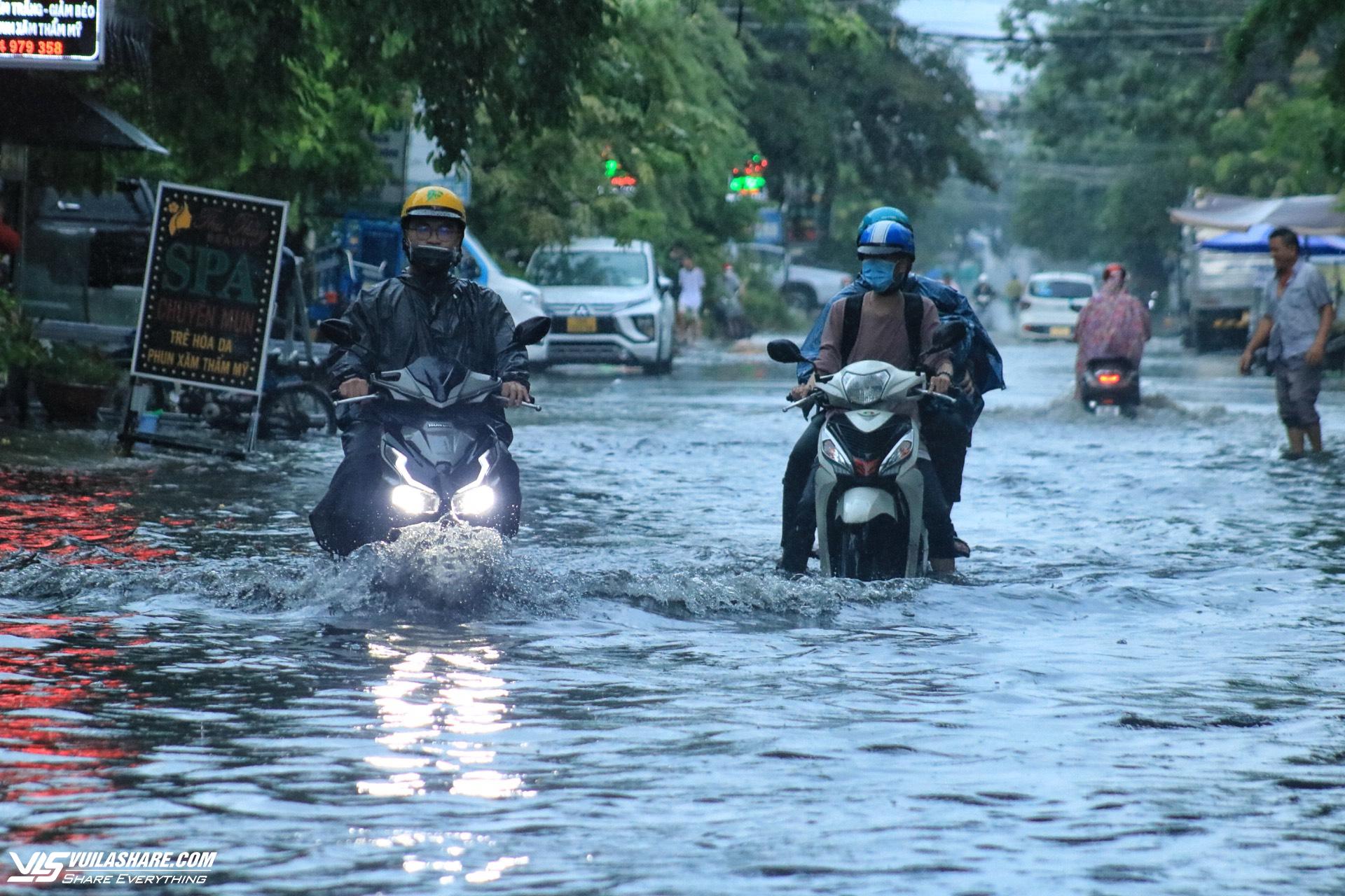 TP.HCM có mưa lớn chiều nay: Xe lội nước trên đường... 'như sông'- Ảnh 3.