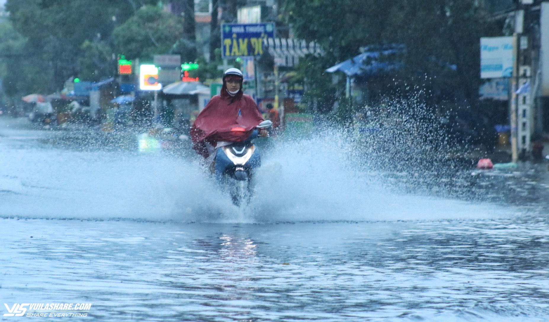 TP.HCM có mưa lớn chiều nay: Xe lội nước trên đường... 'như sông'- Ảnh 7.