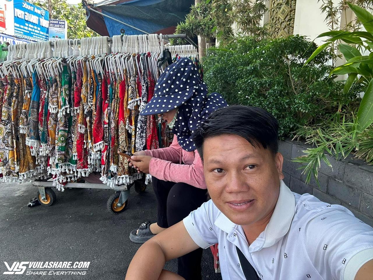 Vợ chồng bán hàng rong khắp Việt Nam để trải nghiệm cuộc sống- Ảnh 1.