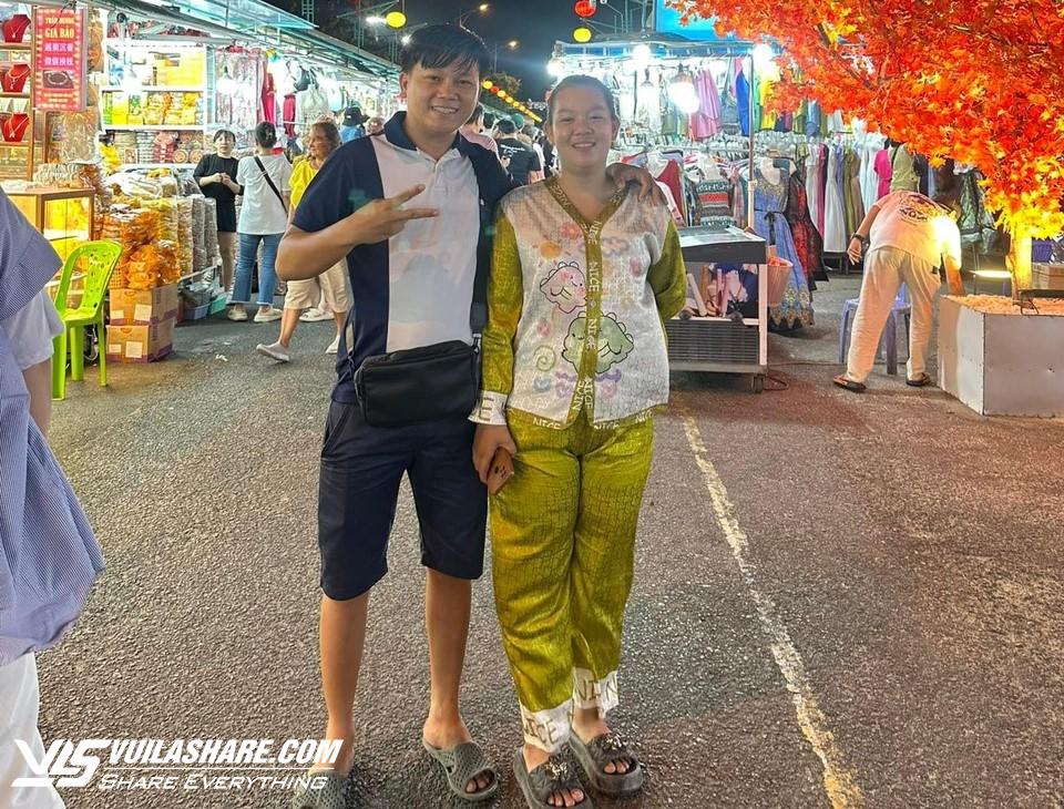 Vợ chồng bán hàng rong khắp Việt Nam để trải nghiệm cuộc sống- Ảnh 2.
