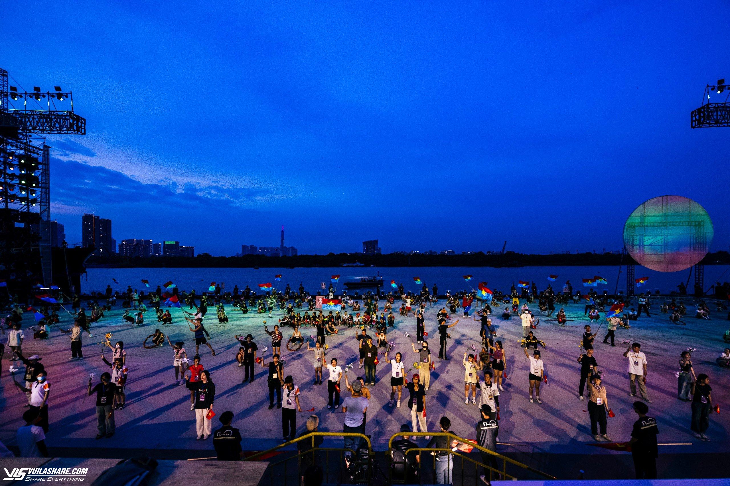 Hậu trường buổi tổng duyệt hoành tráng vở đại nhạc kịch trên sông Sài Gòn- Ảnh 9.