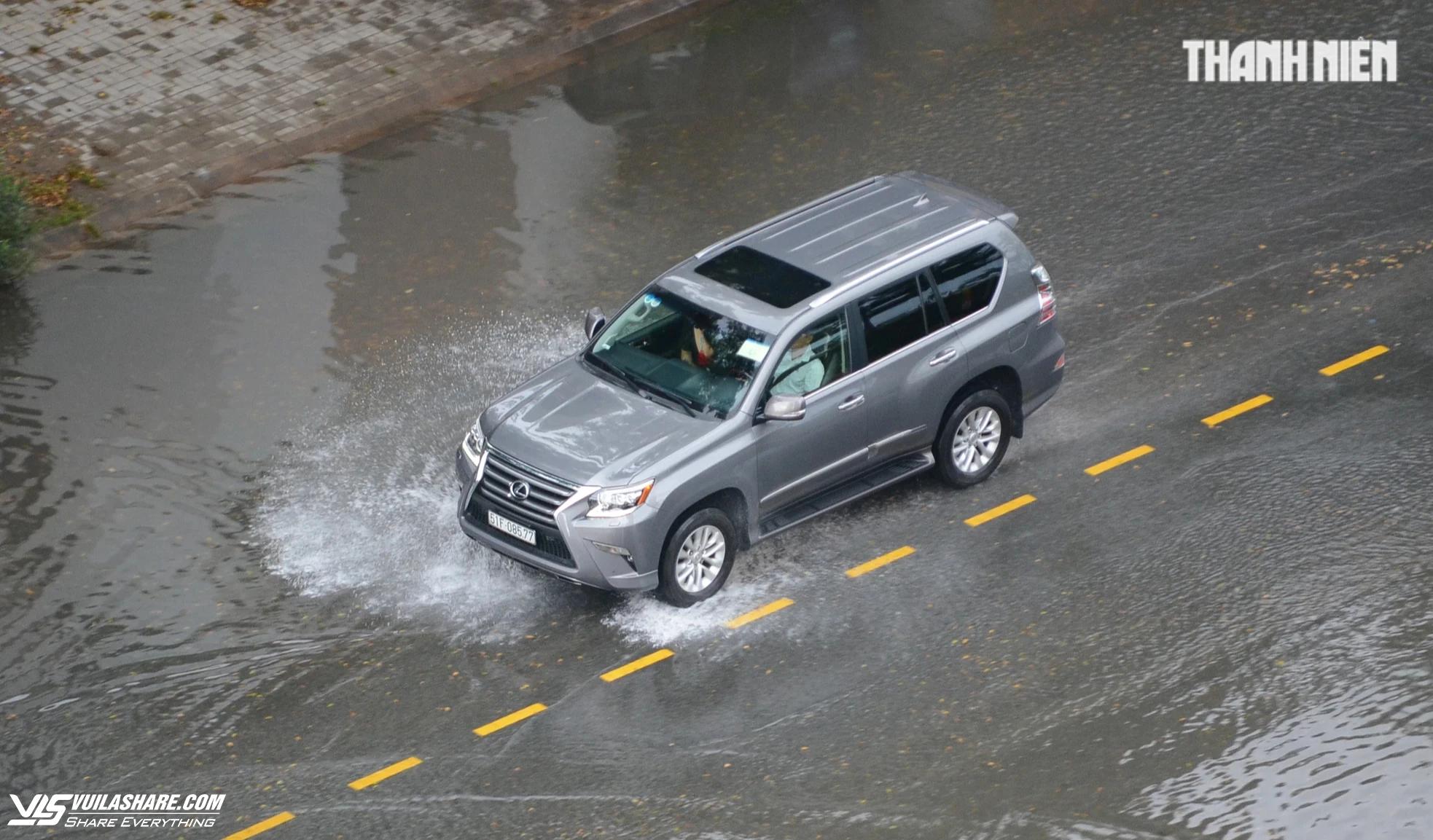 5 sự cố thường xảy ra khi lái ô tô dưới trời mưa- Ảnh 5.