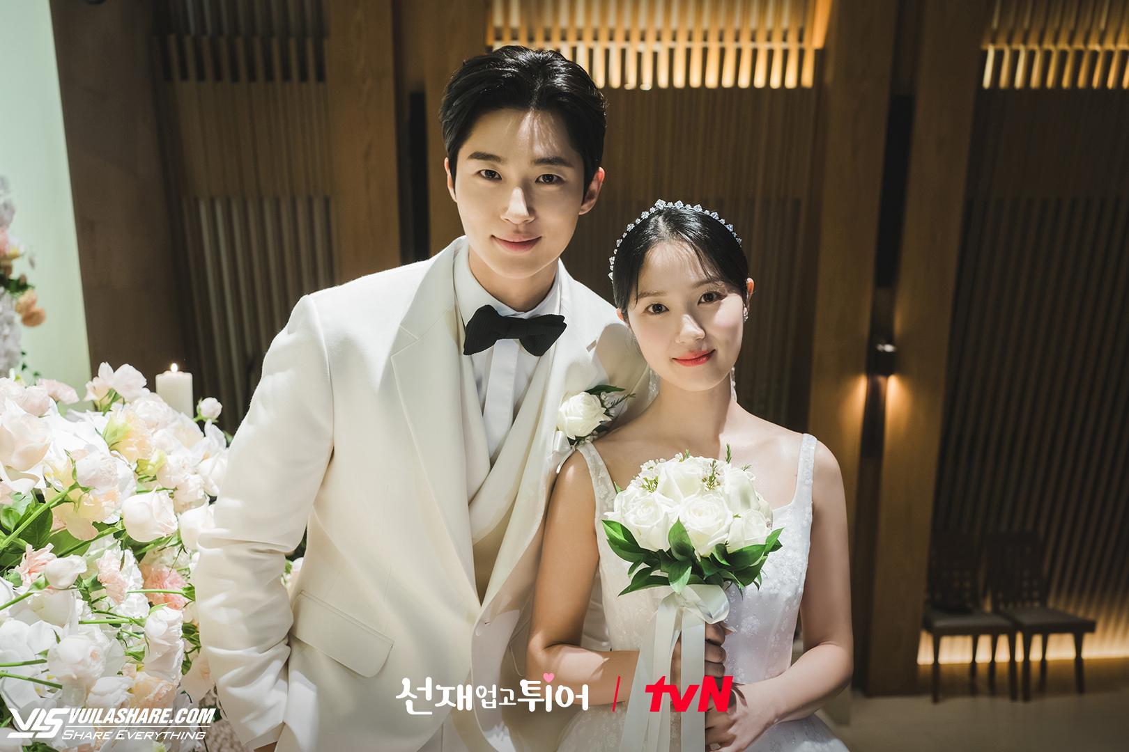 Ảnh cưới Byeon Woo Seok và Kim Hye Yoon trong 'Cõng anh mà chạy'- Ảnh 1.