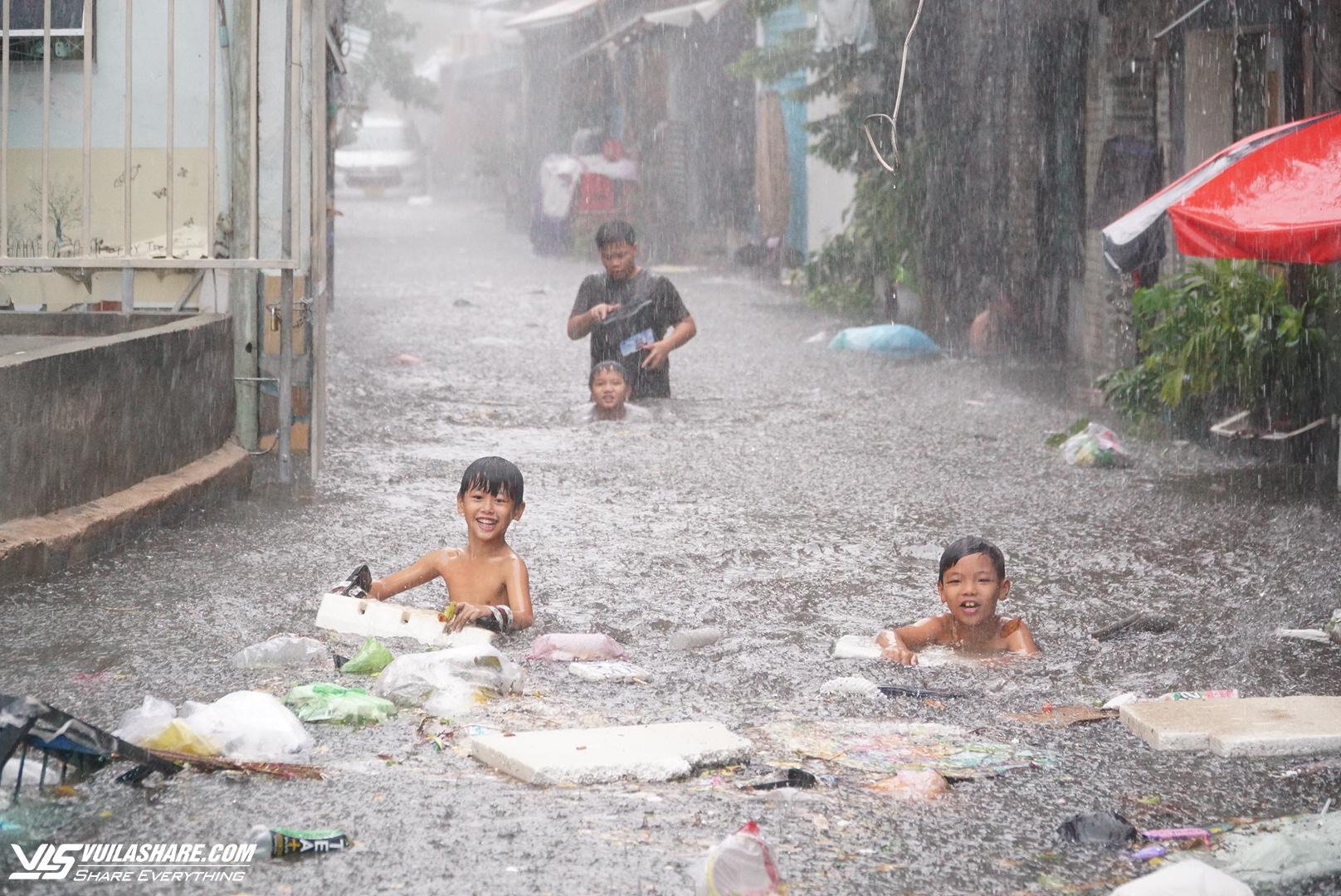 ‘Phố nhà giàu’ Thảo Điền nước ngập lênh láng sau cơn mưa lớn- Ảnh 11.