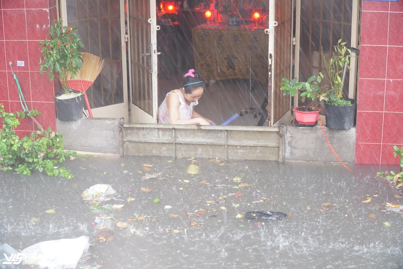 ‘Phố nhà giàu’ Thảo Điền nước ngập lênh láng sau cơn mưa lớn- Ảnh 12.