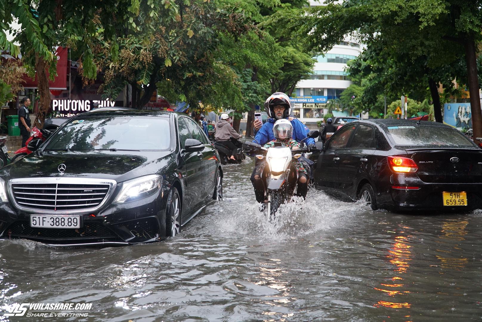 ‘Phố nhà giàu’ Thảo Điền nước ngập lênh láng sau cơn mưa lớn- Ảnh 2.