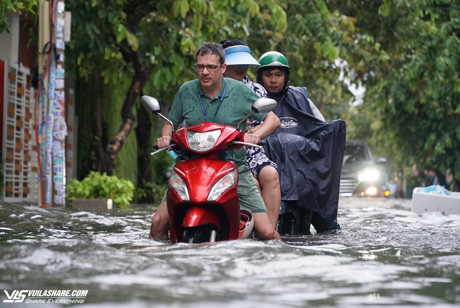 ‘Phố nhà giàu’ Thảo Điền nước ngập lênh láng sau cơn mưa lớn- Ảnh 6.