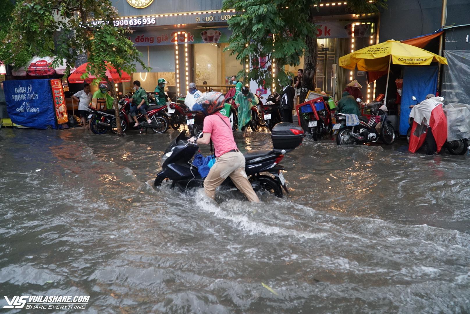 ‘Phố nhà giàu’ Thảo Điền nước ngập lênh láng sau cơn mưa lớn- Ảnh 7.