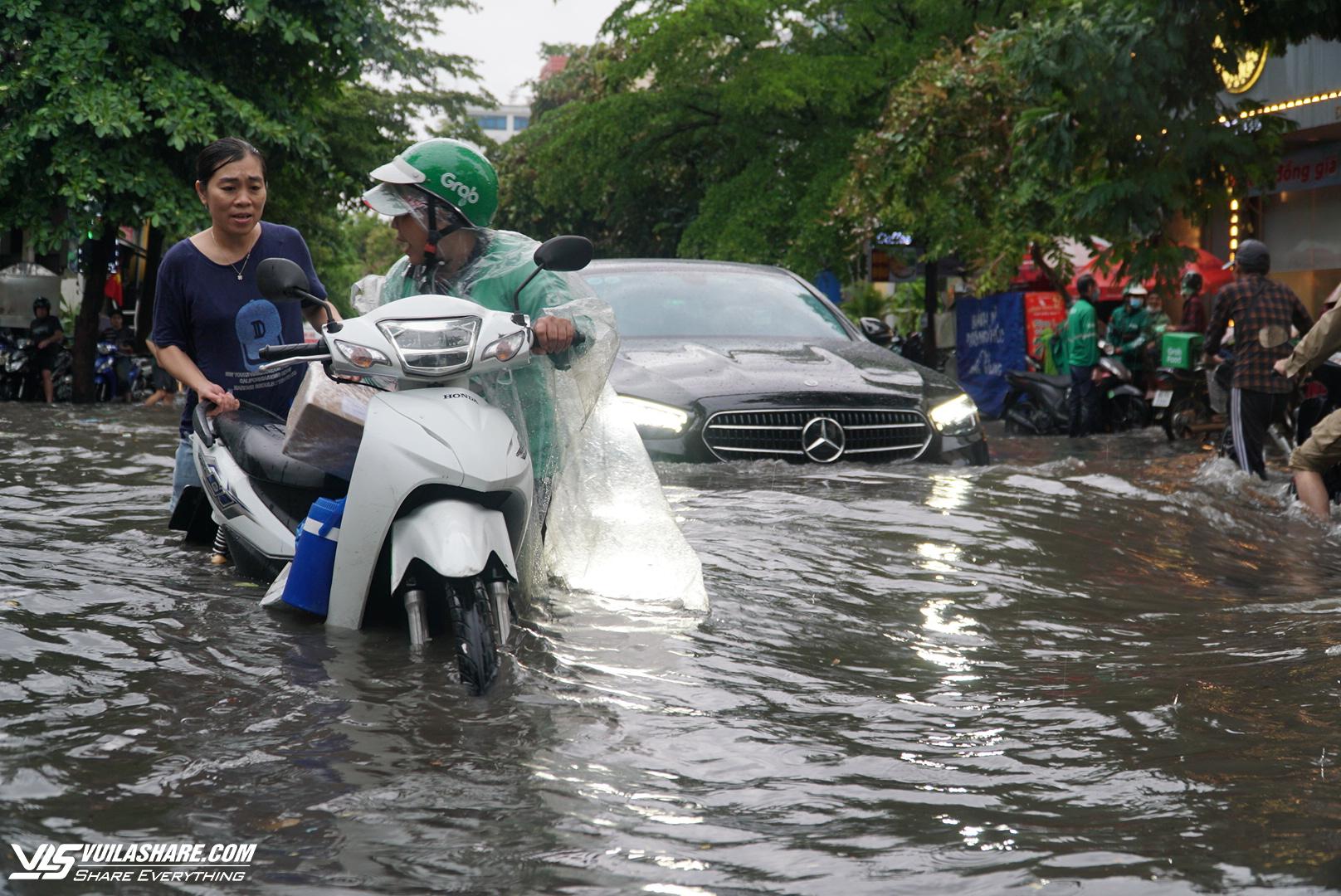 ‘Phố nhà giàu’ Thảo Điền nước ngập lênh láng sau cơn mưa lớn- Ảnh 1.