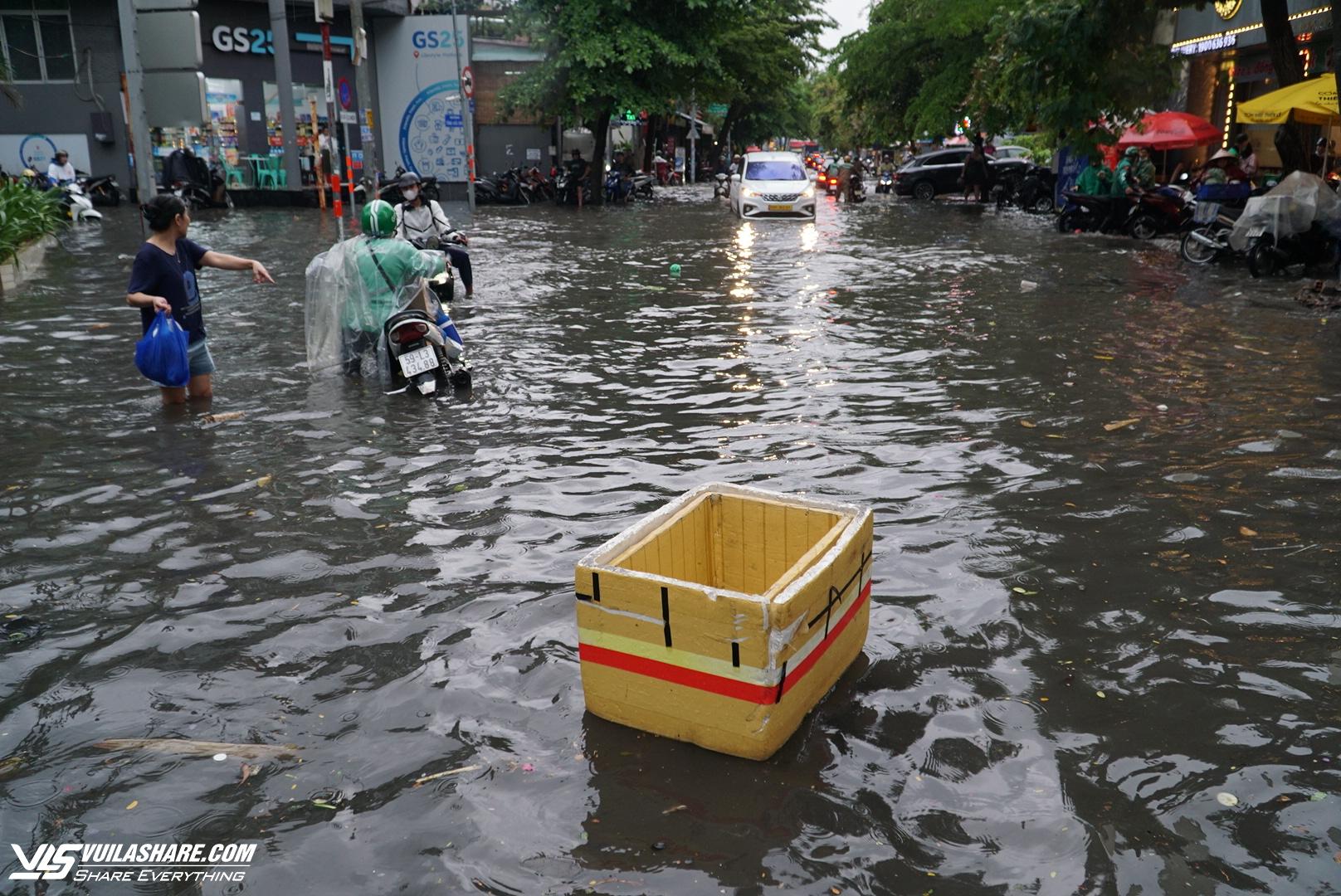 ‘Phố nhà giàu’ Thảo Điền nước ngập lênh láng sau cơn mưa lớn- Ảnh 3.