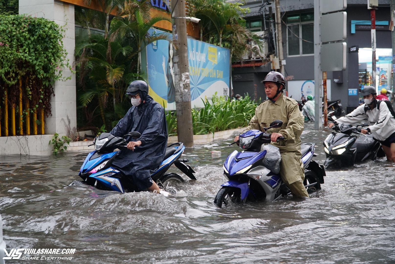 ‘Phố nhà giàu’ Thảo Điền nước ngập lênh láng sau cơn mưa lớn- Ảnh 4.
