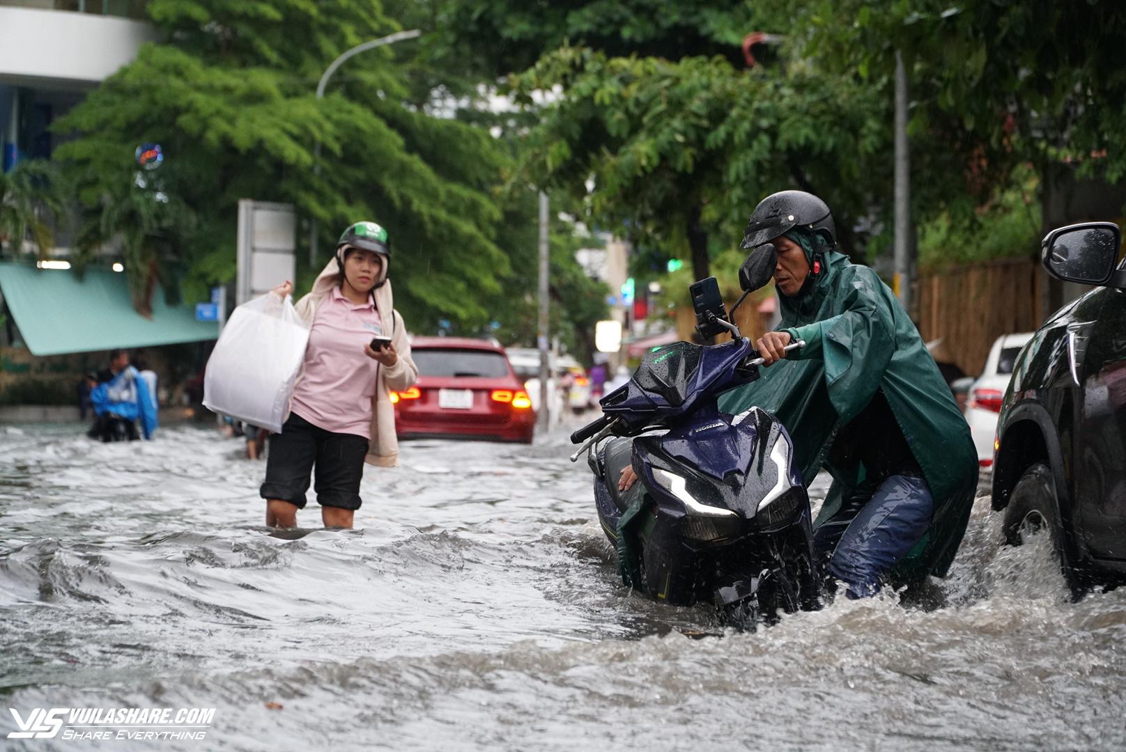 ‘Phố nhà giàu’ Thảo Điền nước ngập lênh láng sau cơn mưa lớn- Ảnh 9.