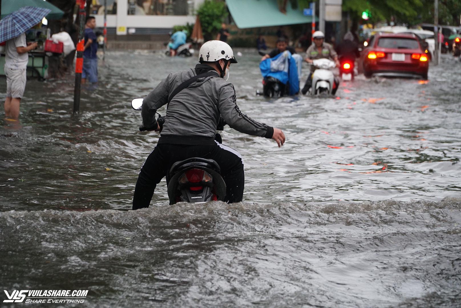 ‘Phố nhà giàu’ Thảo Điền nước ngập lênh láng sau cơn mưa lớn- Ảnh 8.