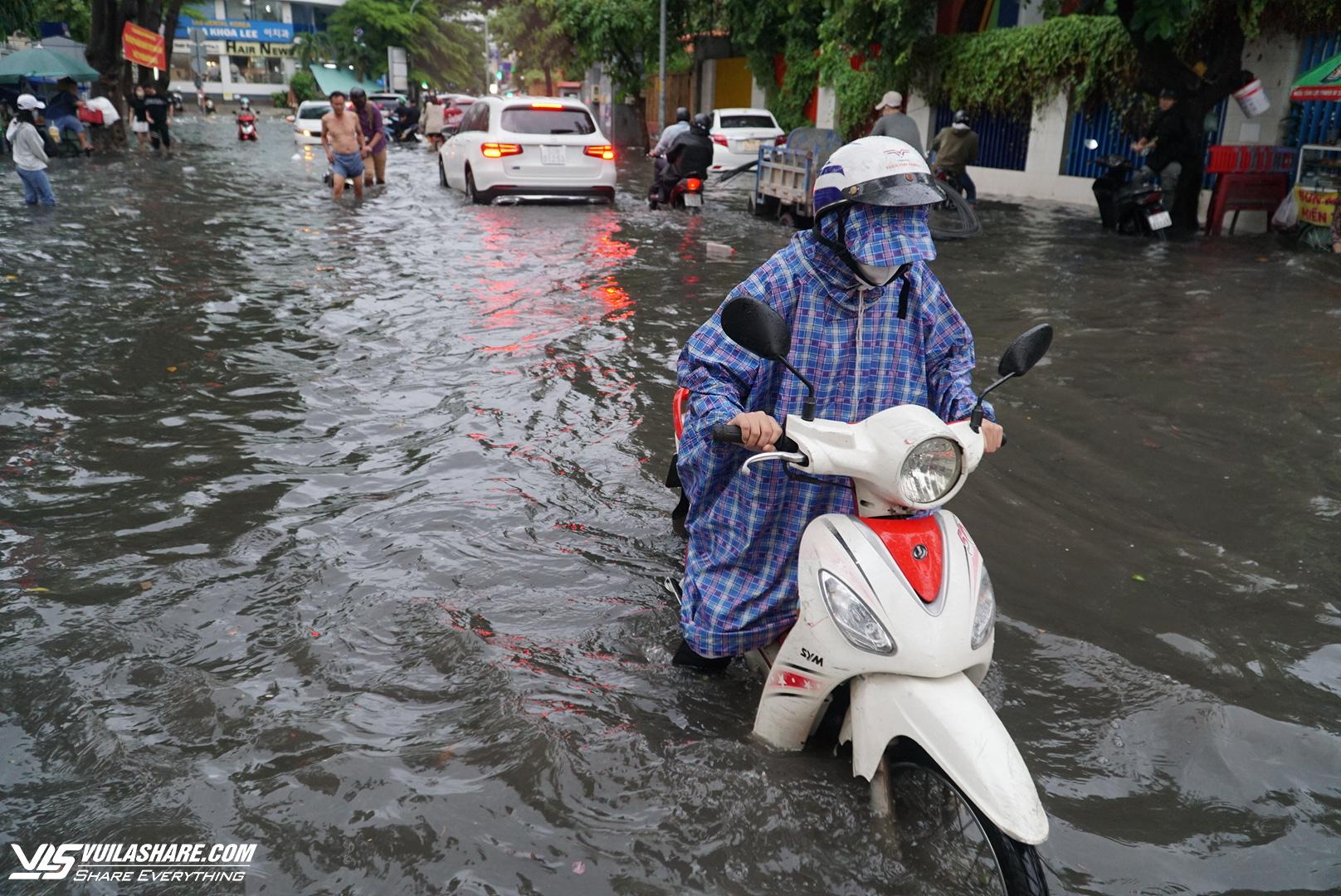‘Phố nhà giàu’ Thảo Điền nước ngập lênh láng sau cơn mưa lớn- Ảnh 5.