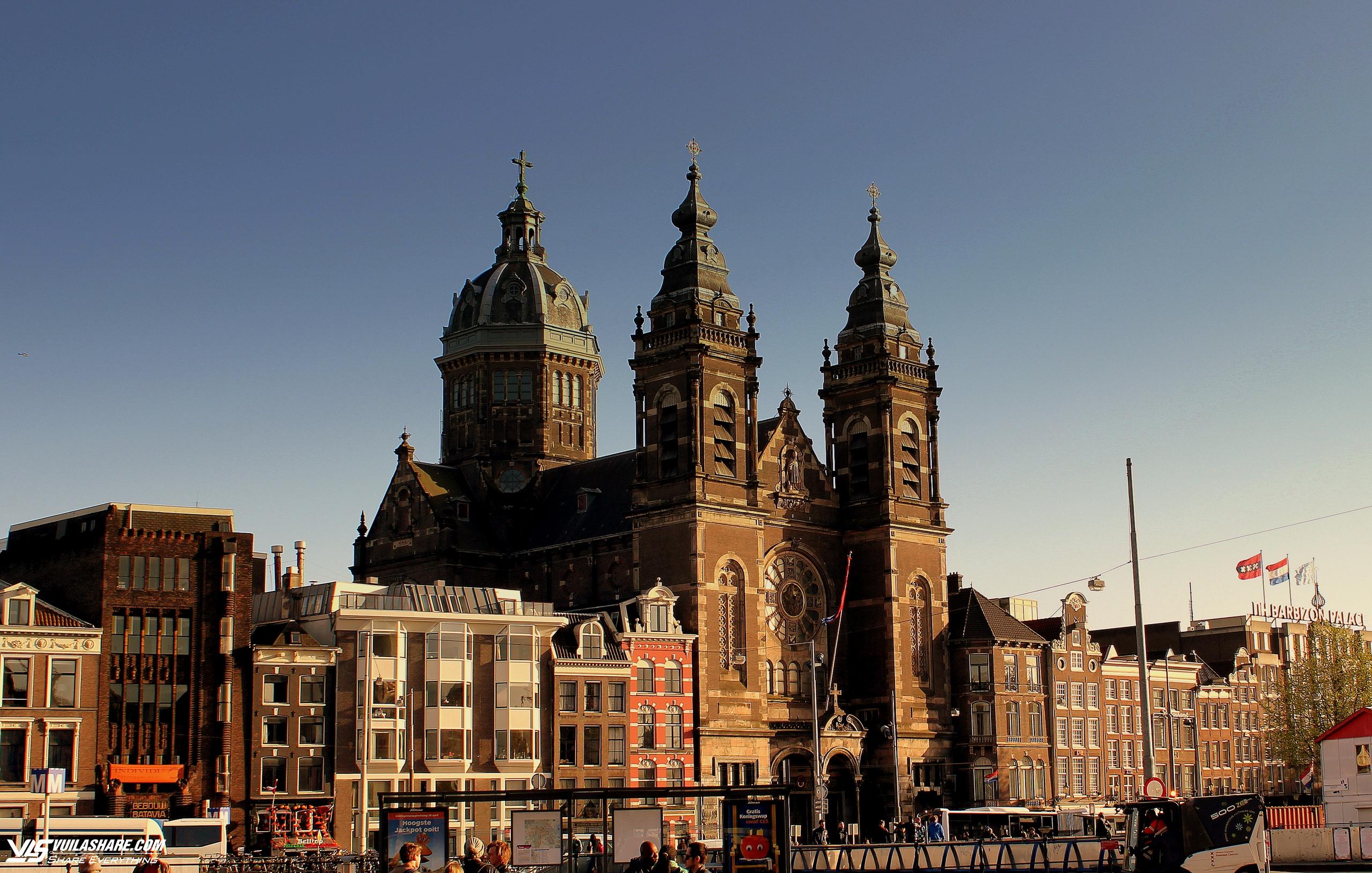 'Check in' tại các công trình kiến trúc tôn giáo độc đáo của Amsterdam, Hà Lan- Ảnh 1.