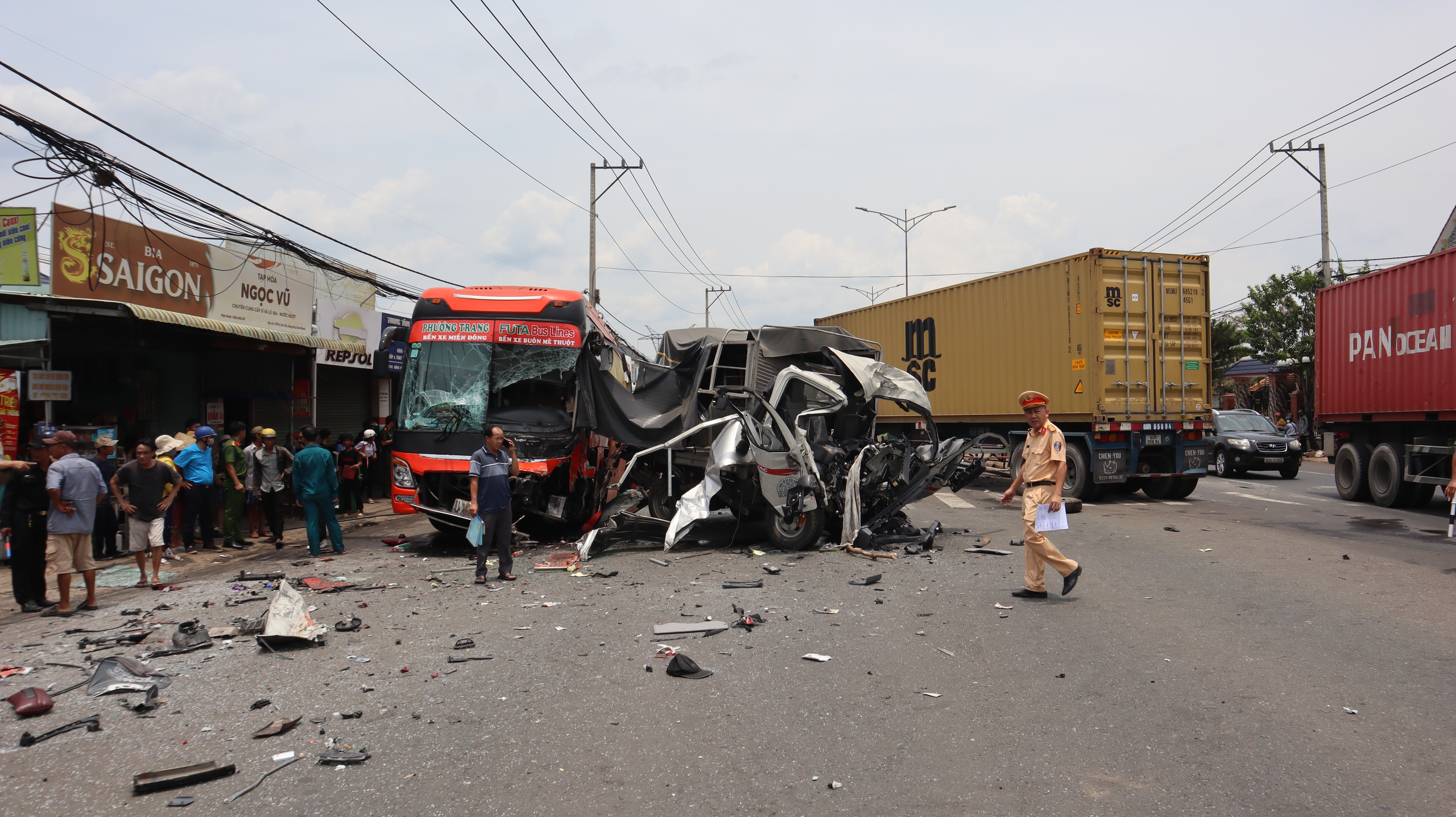 Bình Phước: Tai nạn liên hoàn khiến xe container bốc cháy, nhiều người bị thương- Ảnh 6.