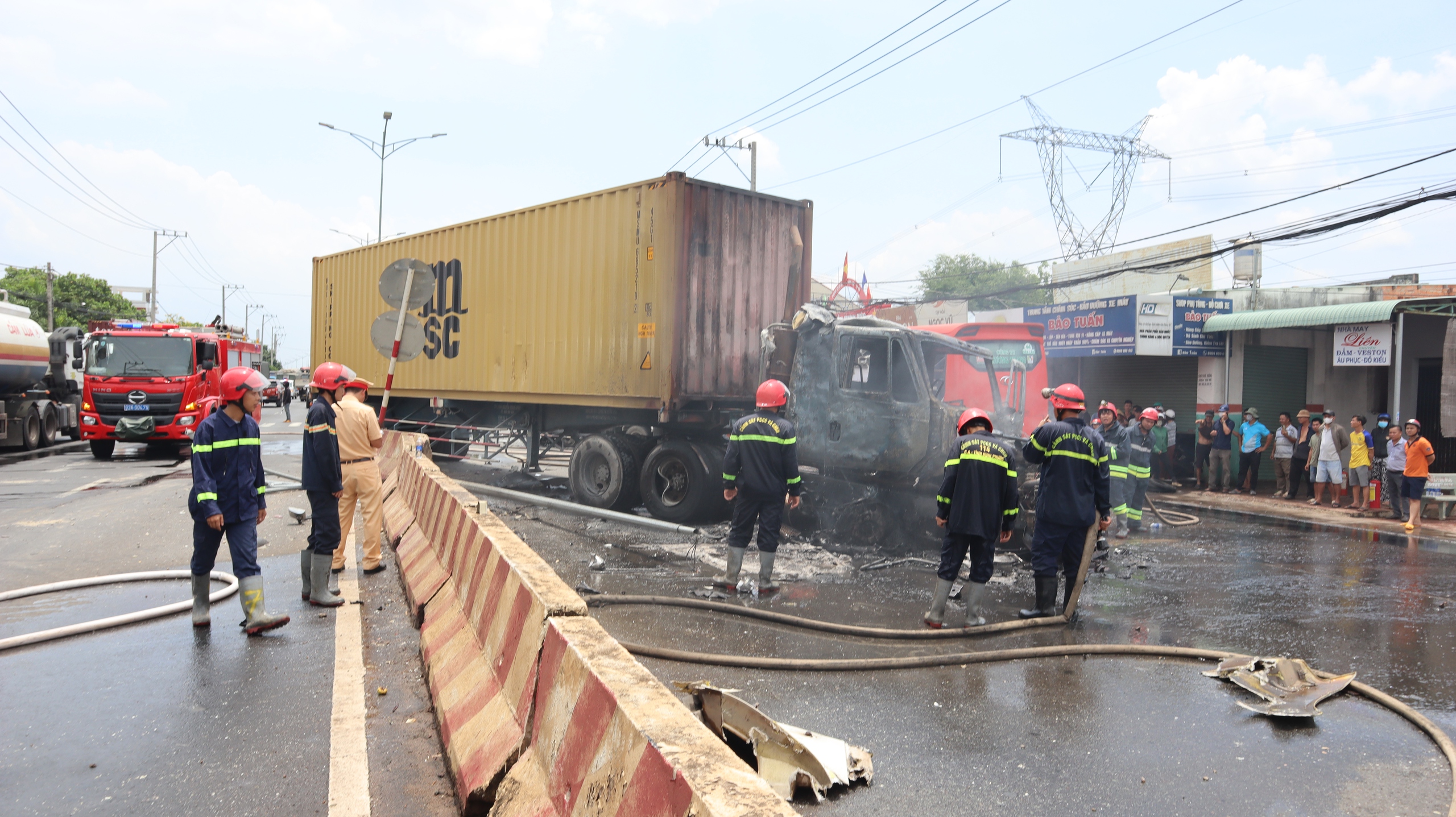 Lực lượng PCCC và CNCH Công an tỉnh Bình Phước dập tắt đám cháy đầu xe container