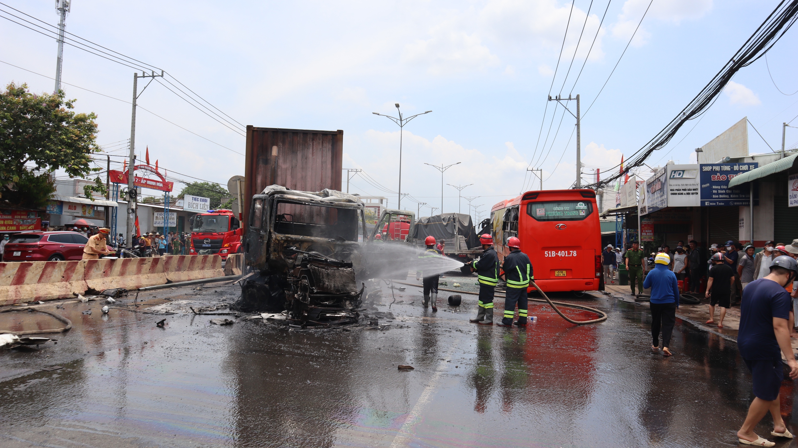 Bình Phước: Tai nạn liên hoàn khiến xe container bốc cháy, nhiều người bị thương- Ảnh 5.