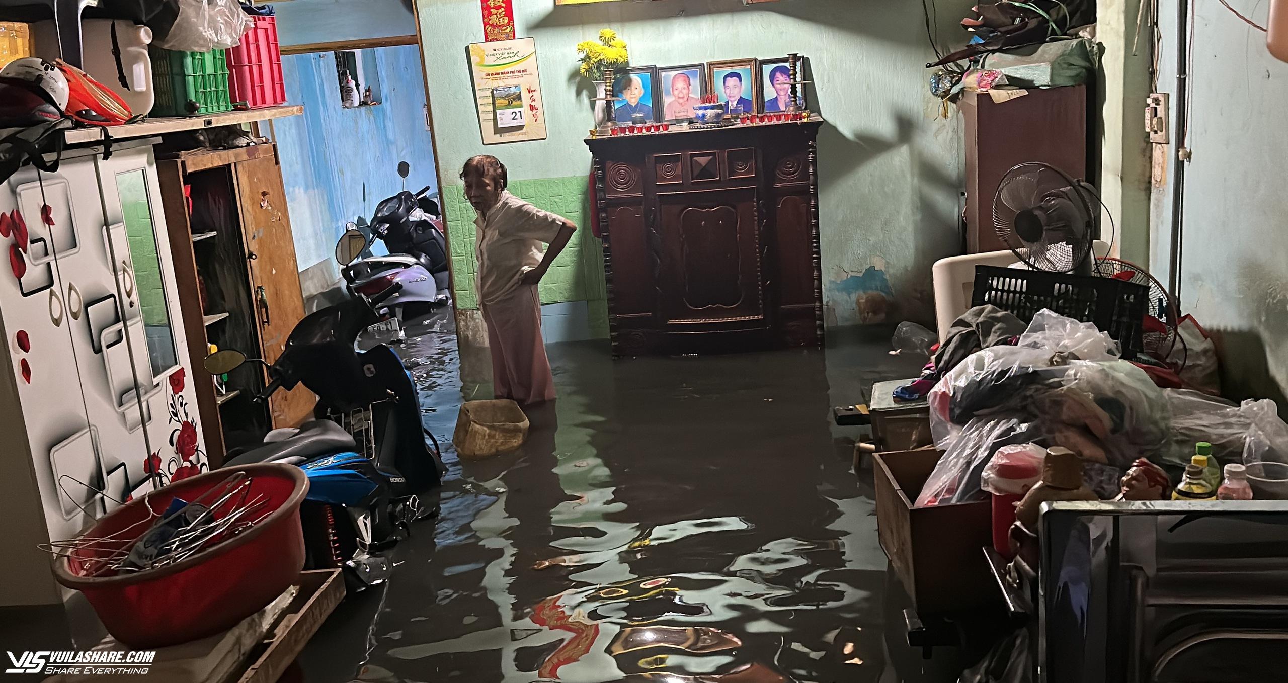 Căn nhà của gia đình bà Mai trở thành điểm ngập nước trong nhiều năm qua