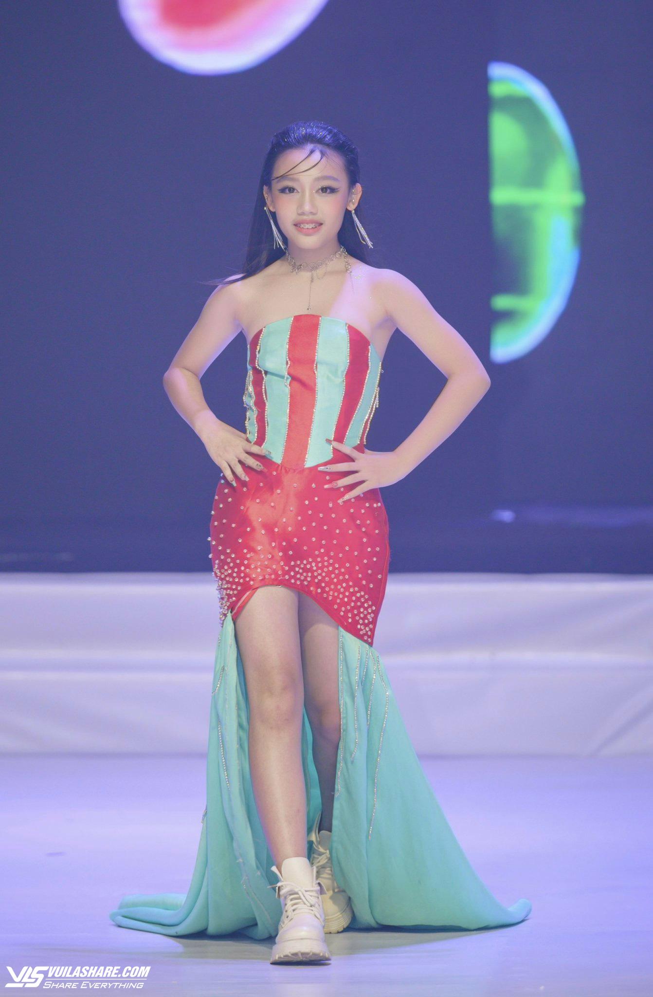 Mẫu nhí Trần Lê Băng Châu gây ấn tượng trên các sàn diễn thời trang- Ảnh 1.