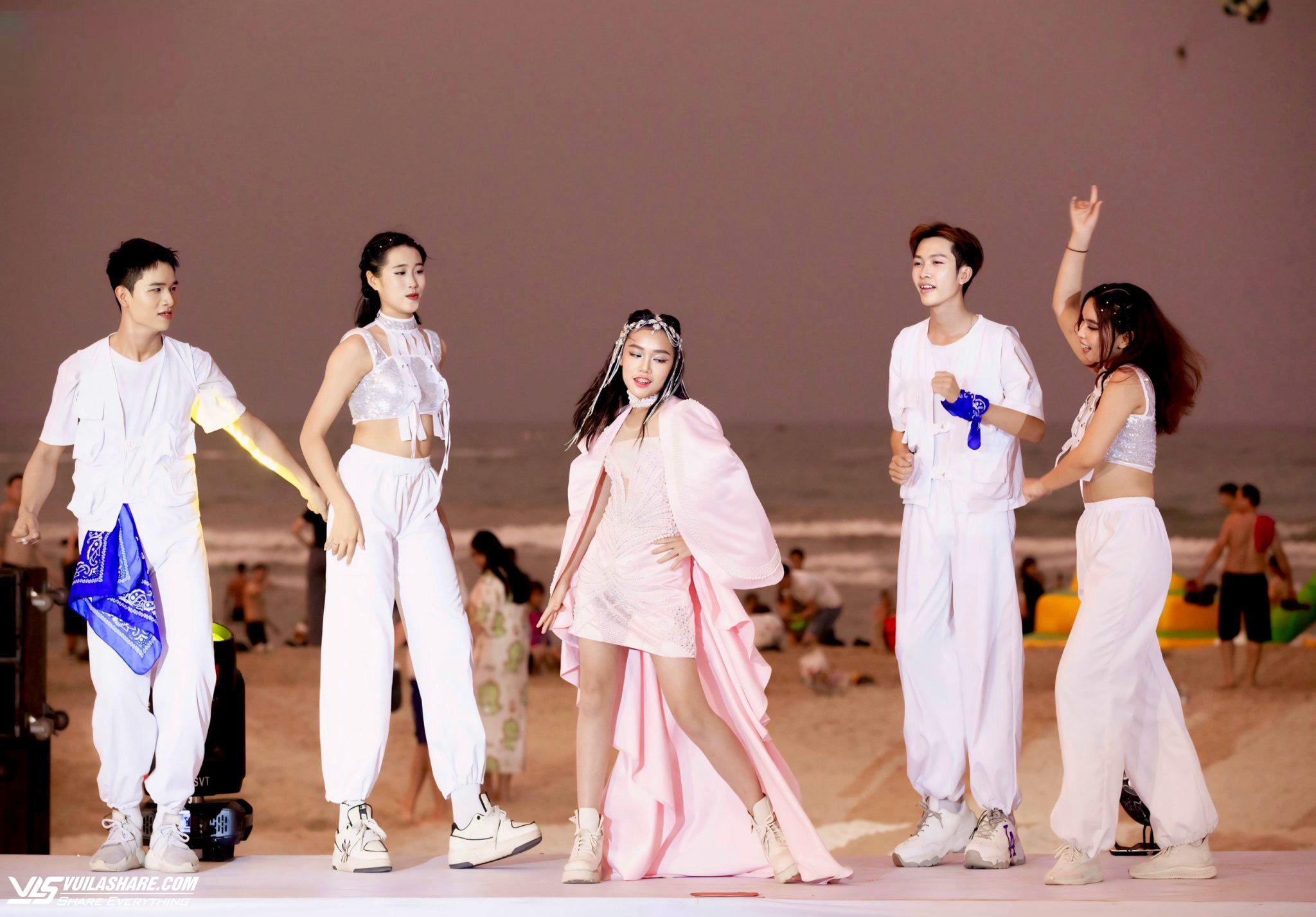 Mẫu nhí Trần Lê Băng Châu gây ấn tượng trên các sàn diễn thời trang- Ảnh 2.