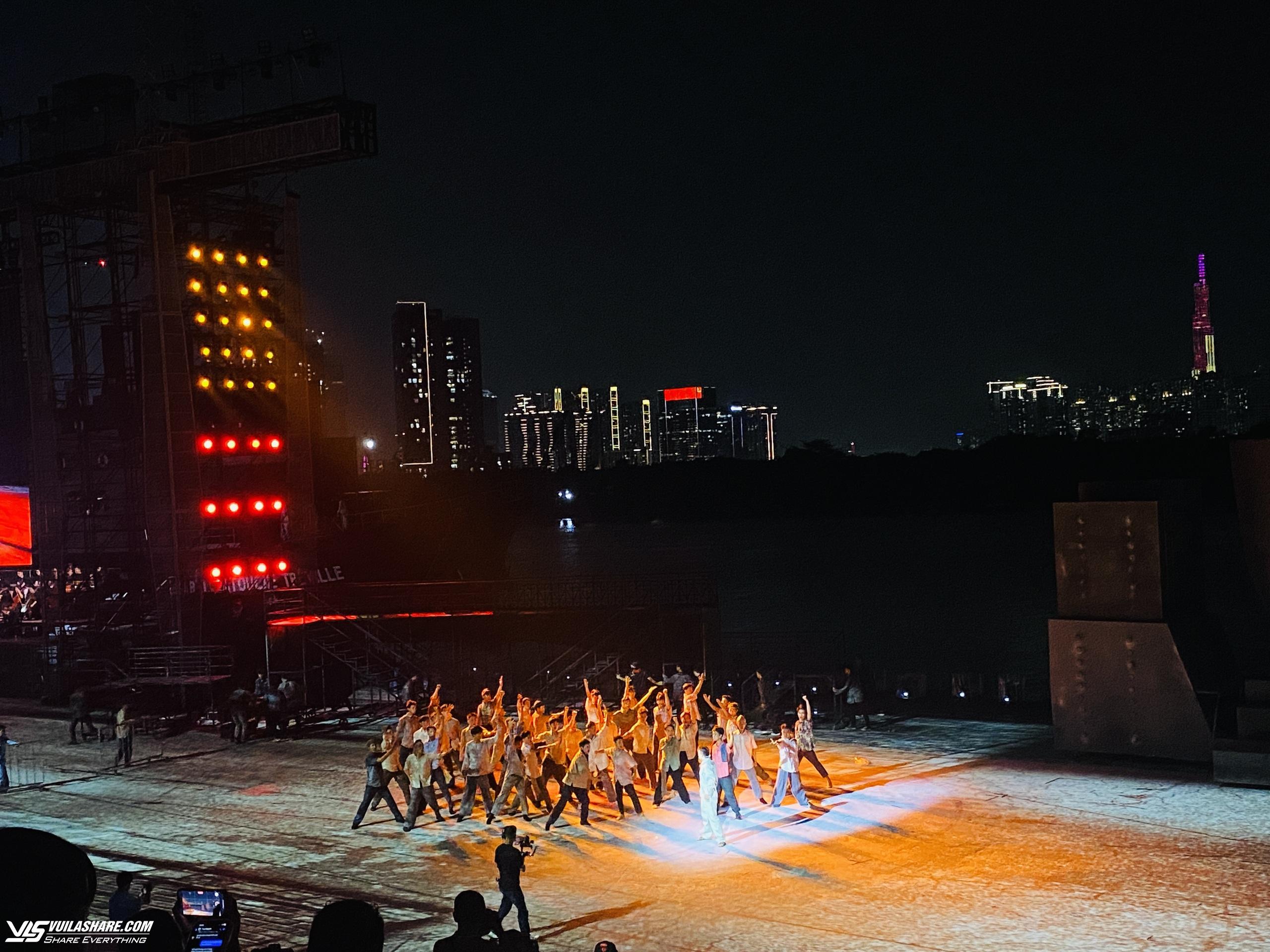 Hậu trường buổi tổng duyệt hoành tráng vở đại nhạc kịch trên sông Sài Gòn- Ảnh 6.