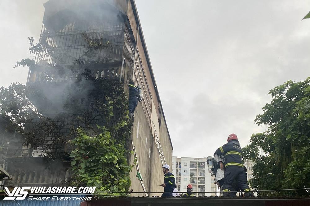 Lại cháy nhà trọ ở Hà Nội, 5 người được cứu- Ảnh 1.