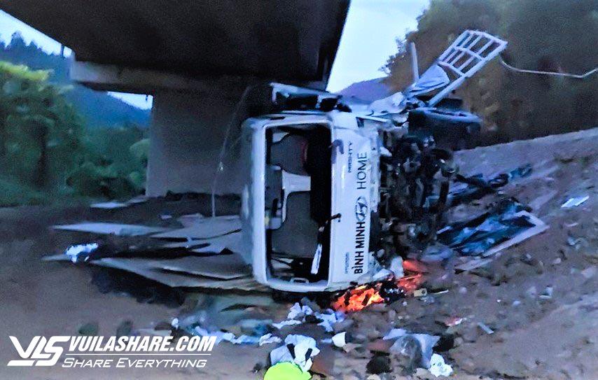 Hai xe tải đối đầu trên cao tốc La Sơn - Túy Loan, một chiếc rơi xuống cầu- Ảnh 1.