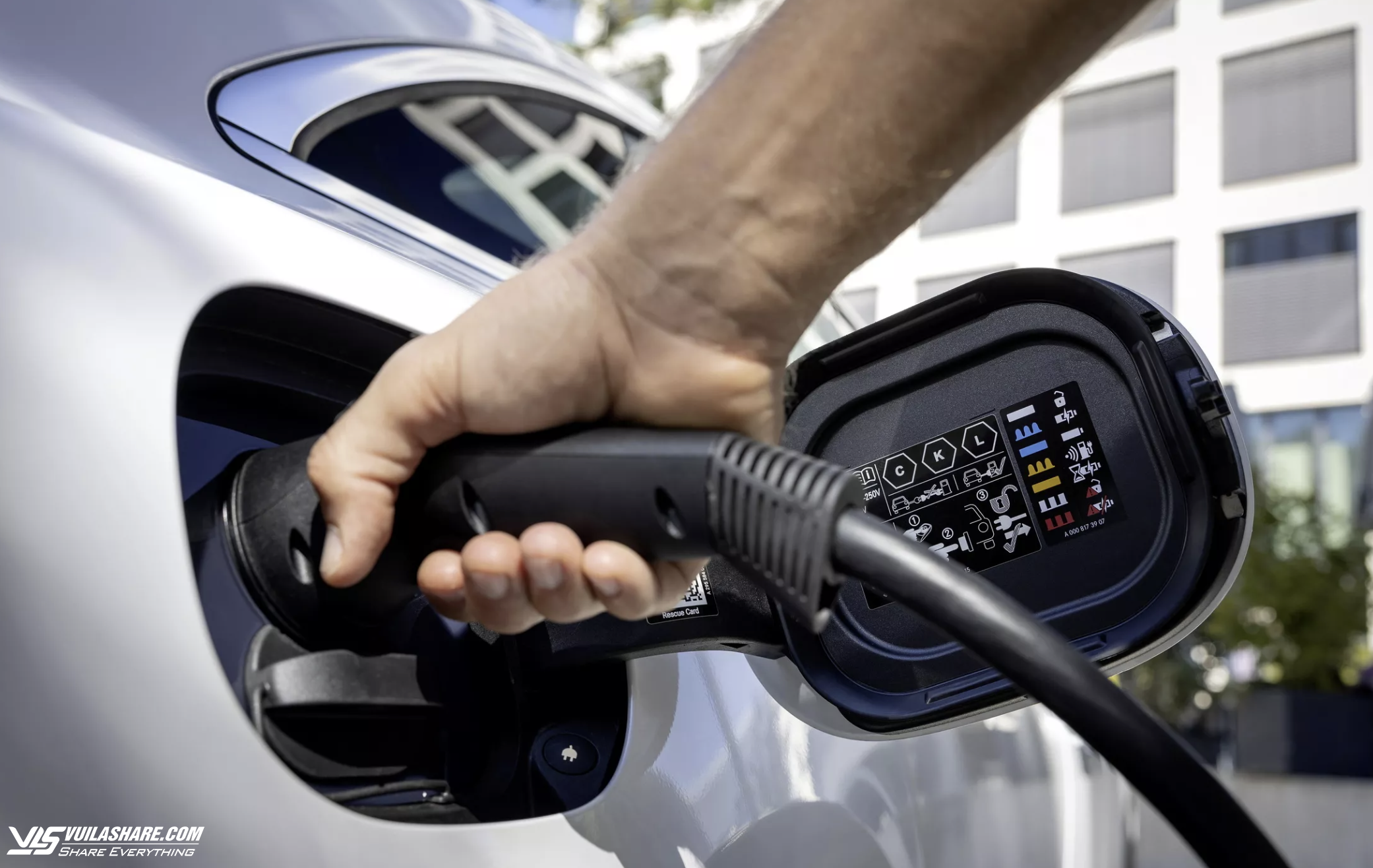 Lo ngại việc sạc pin, tỷ lệ khách mua ô tô điện sụt giảm- Ảnh 2.