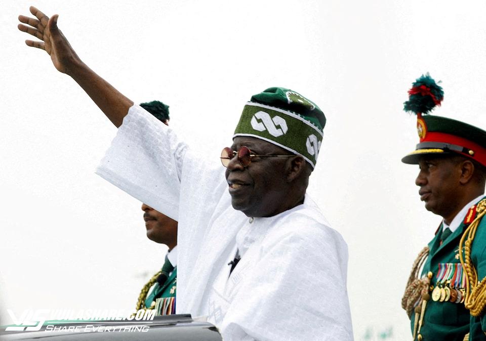 Tổng thống Nigeria bất ngờ đổi quốc ca, người dân phản ứng mạnh- Ảnh 1.