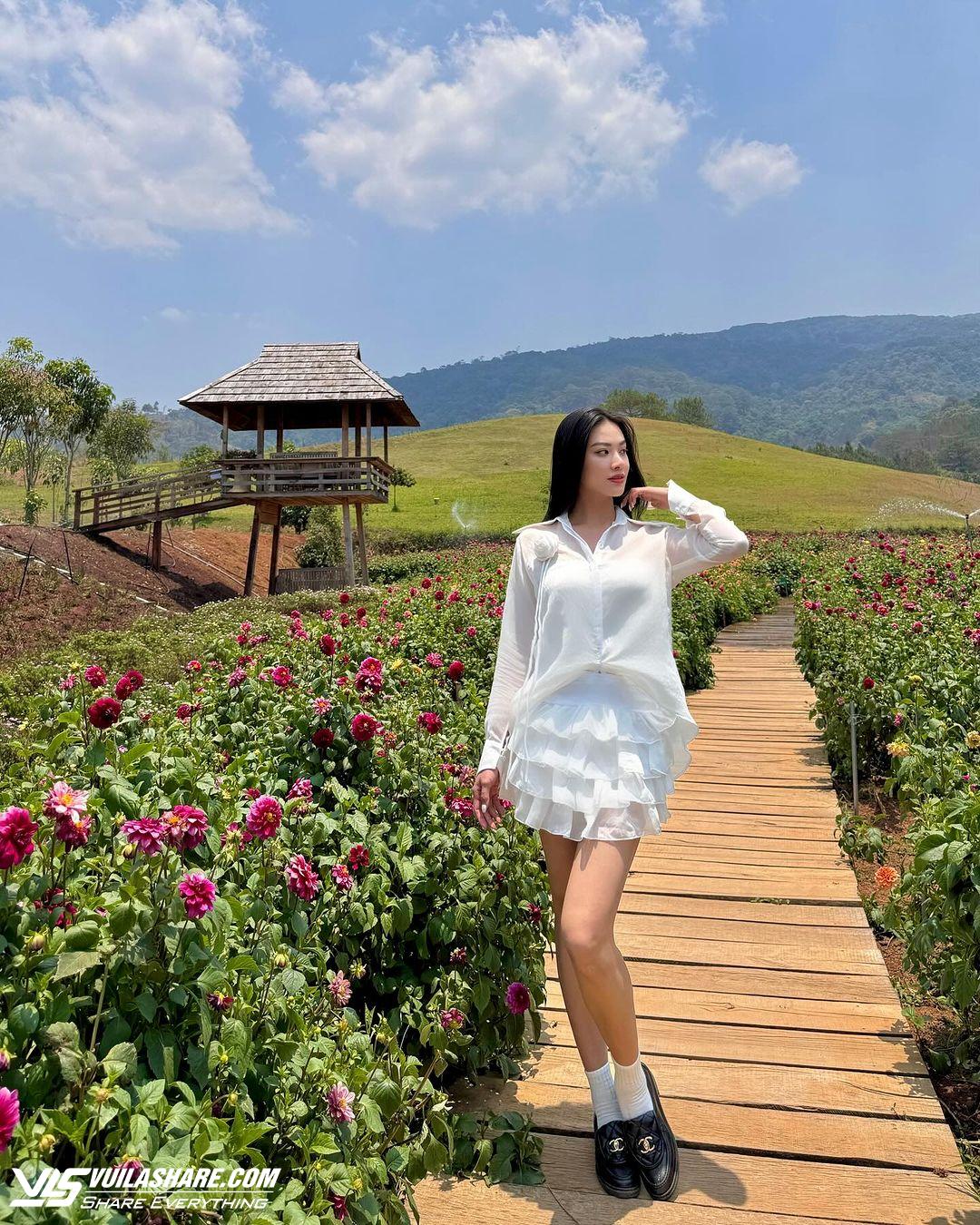 Chân váy trắng phủ sóng phong cách của sao Việt- Ảnh 4.