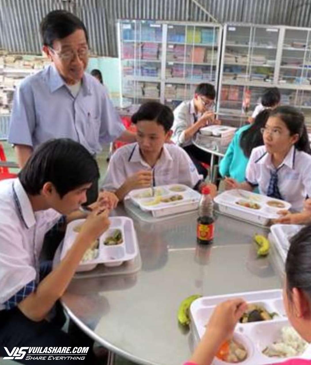 Suất cơm trưa cho học sinh vượt khó đến trường