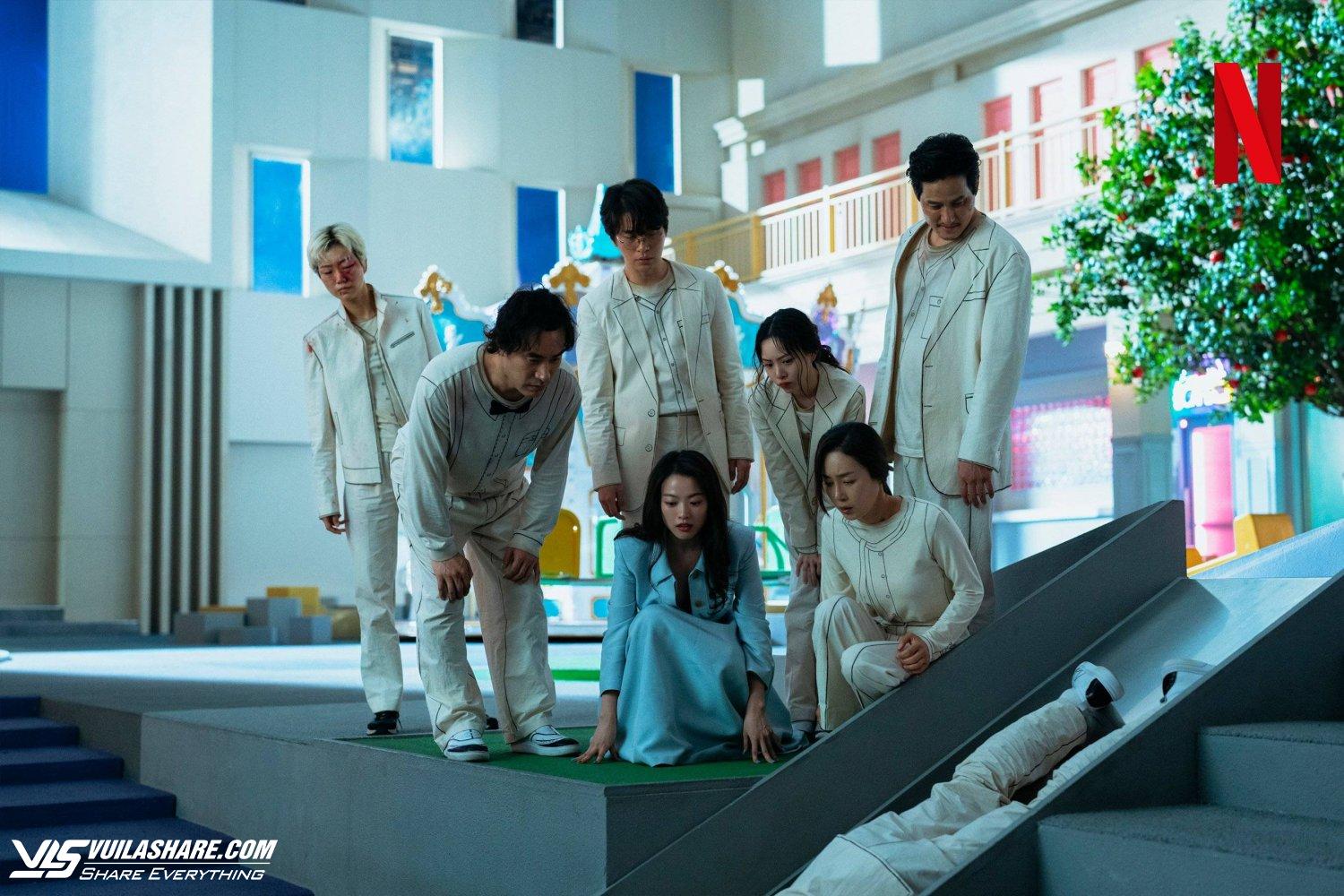 Phim Hàn 'The 8 show' vẫn 'hot' bất chấp tranh cãi- Ảnh 1.