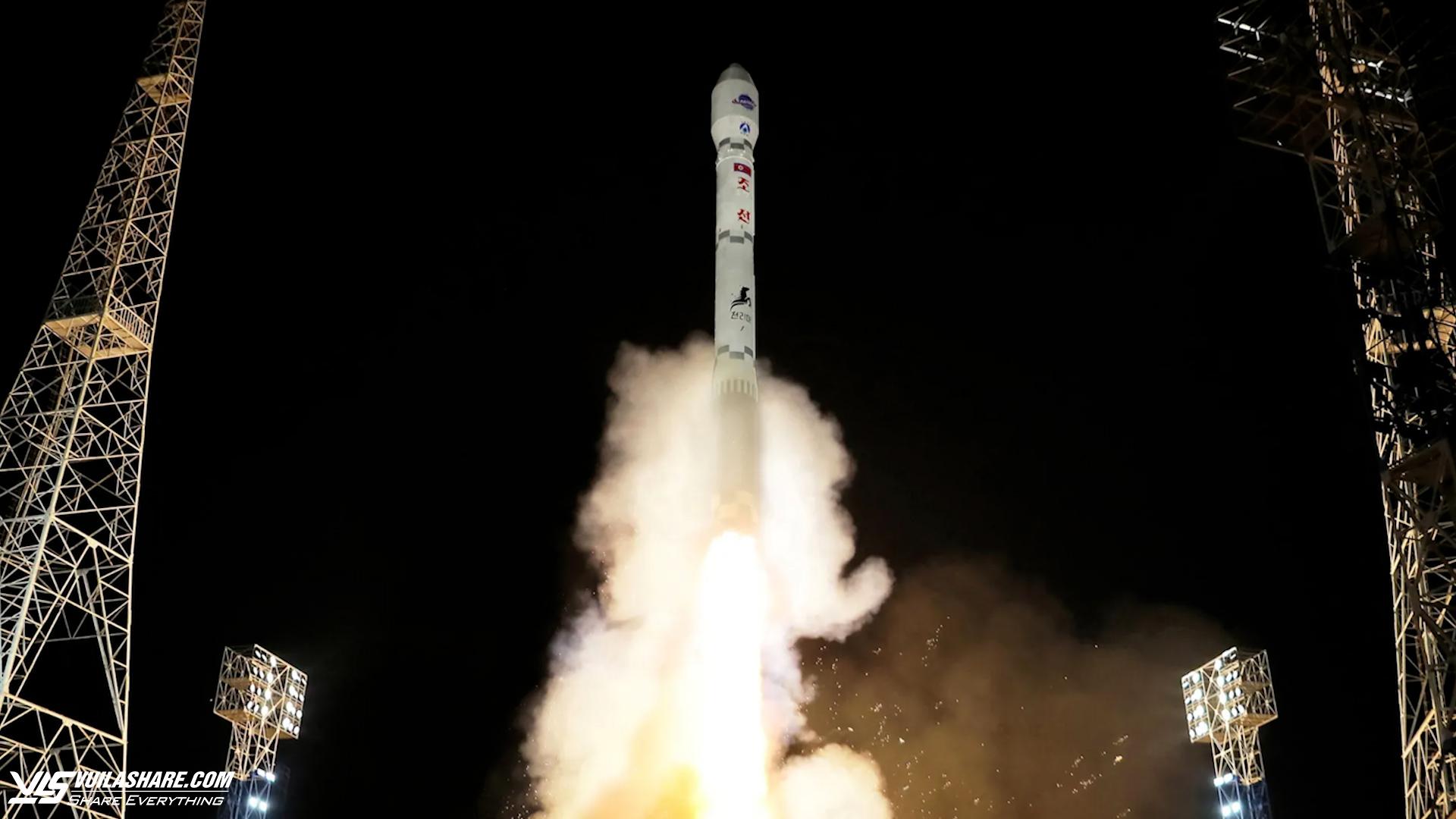 Triều Tiên phóng vệ tinh thất bại, tên lửa nổ tung trên không trung- Ảnh 1.