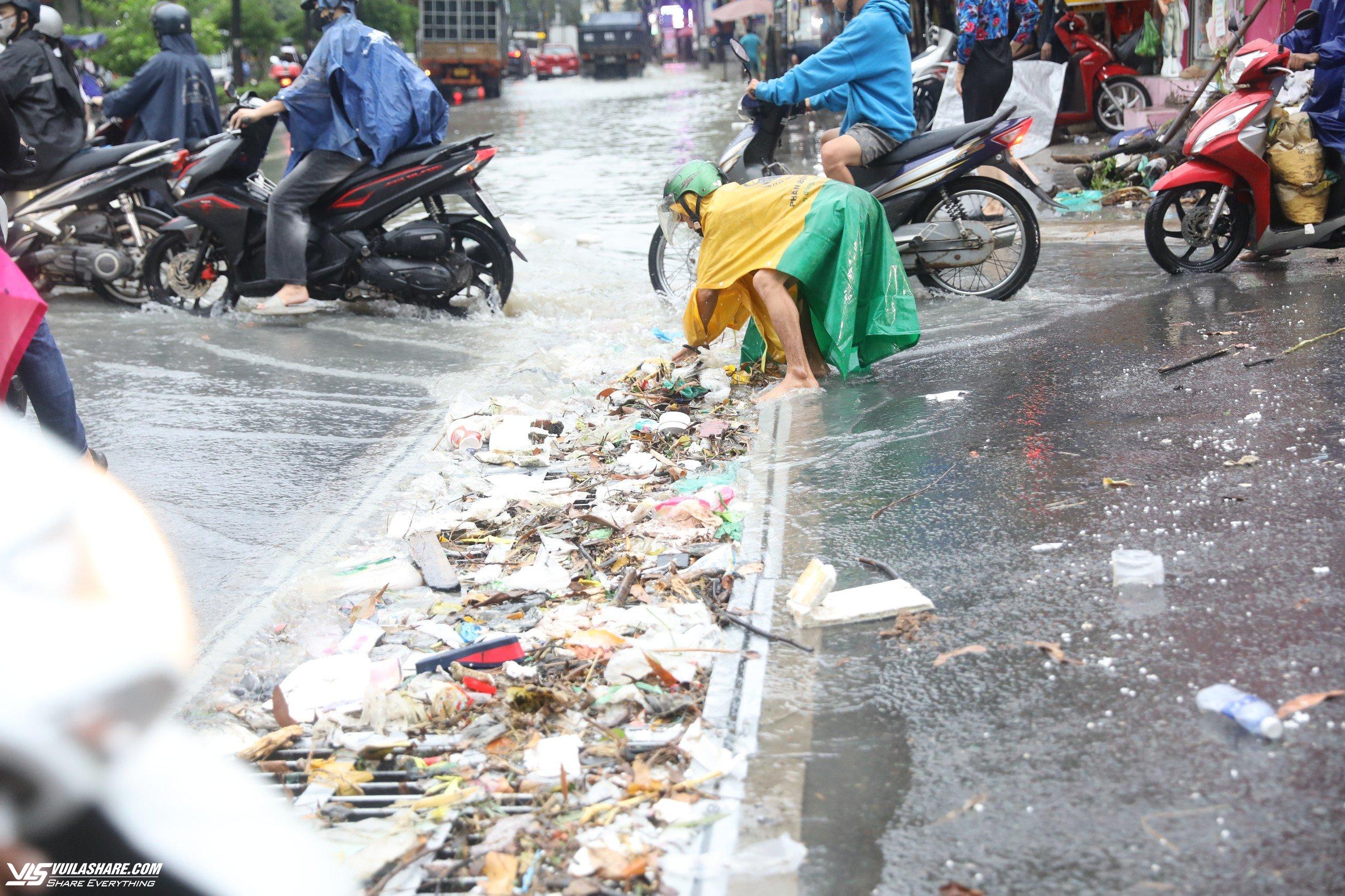 Dự án chống ngập 23 tỉ đồng ở TP.Biên Hòa 'thất thủ' vì rác- Ảnh 2.