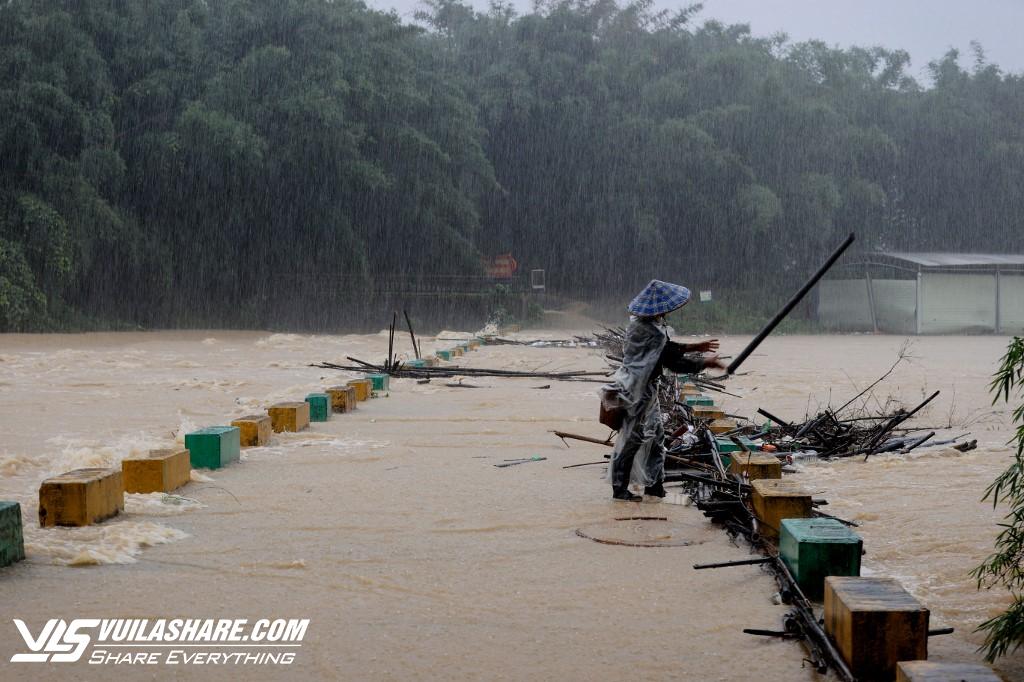 Nắng nóng, mưa lũ thất thường hoành hành nhiều khu vực ở Trung Quốc- Ảnh 1.