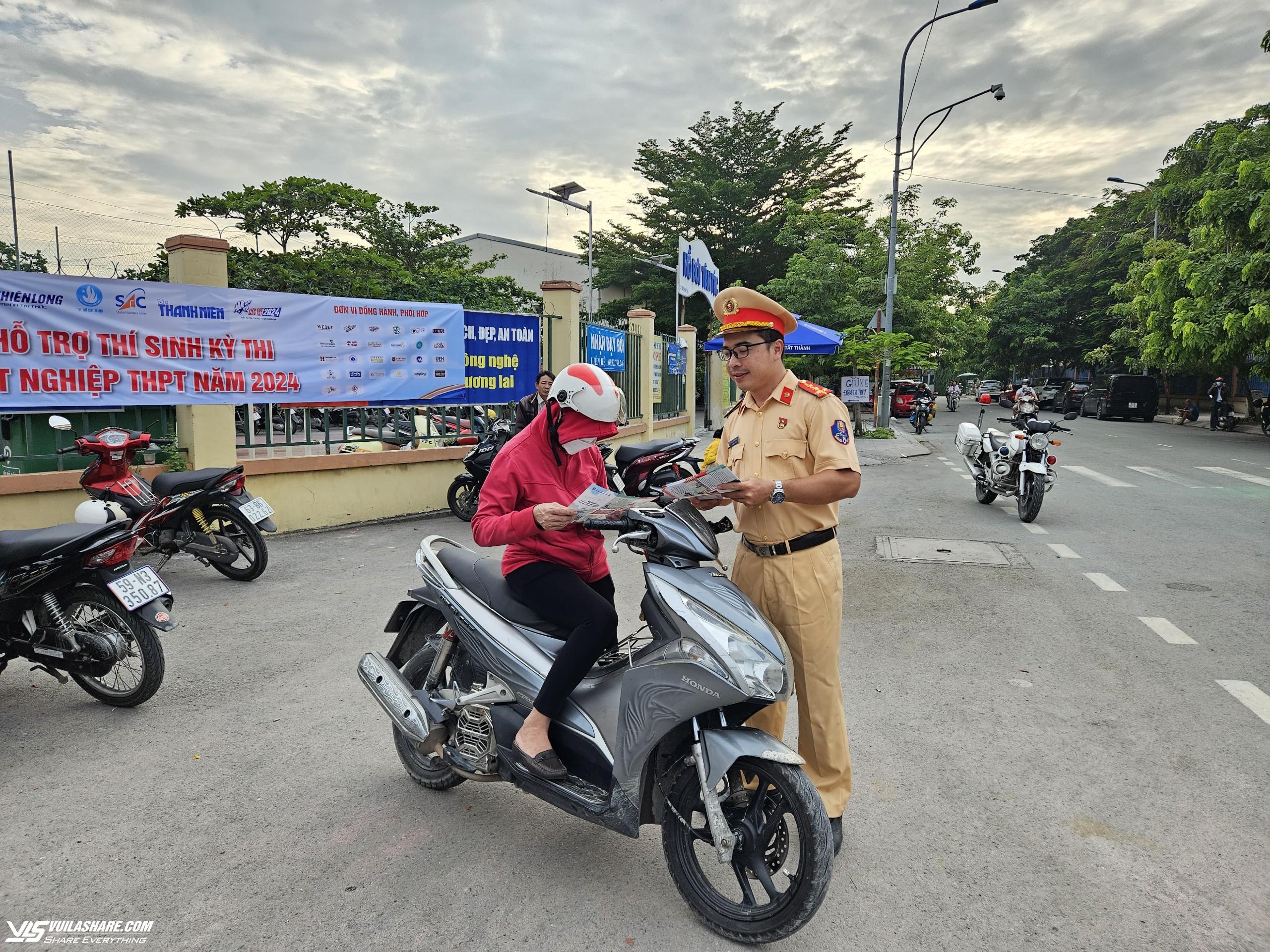 CSGT TP.HCM chạy hàng chục km, hỗ trợ thí sinh thi THPT 2024- Ảnh 4.