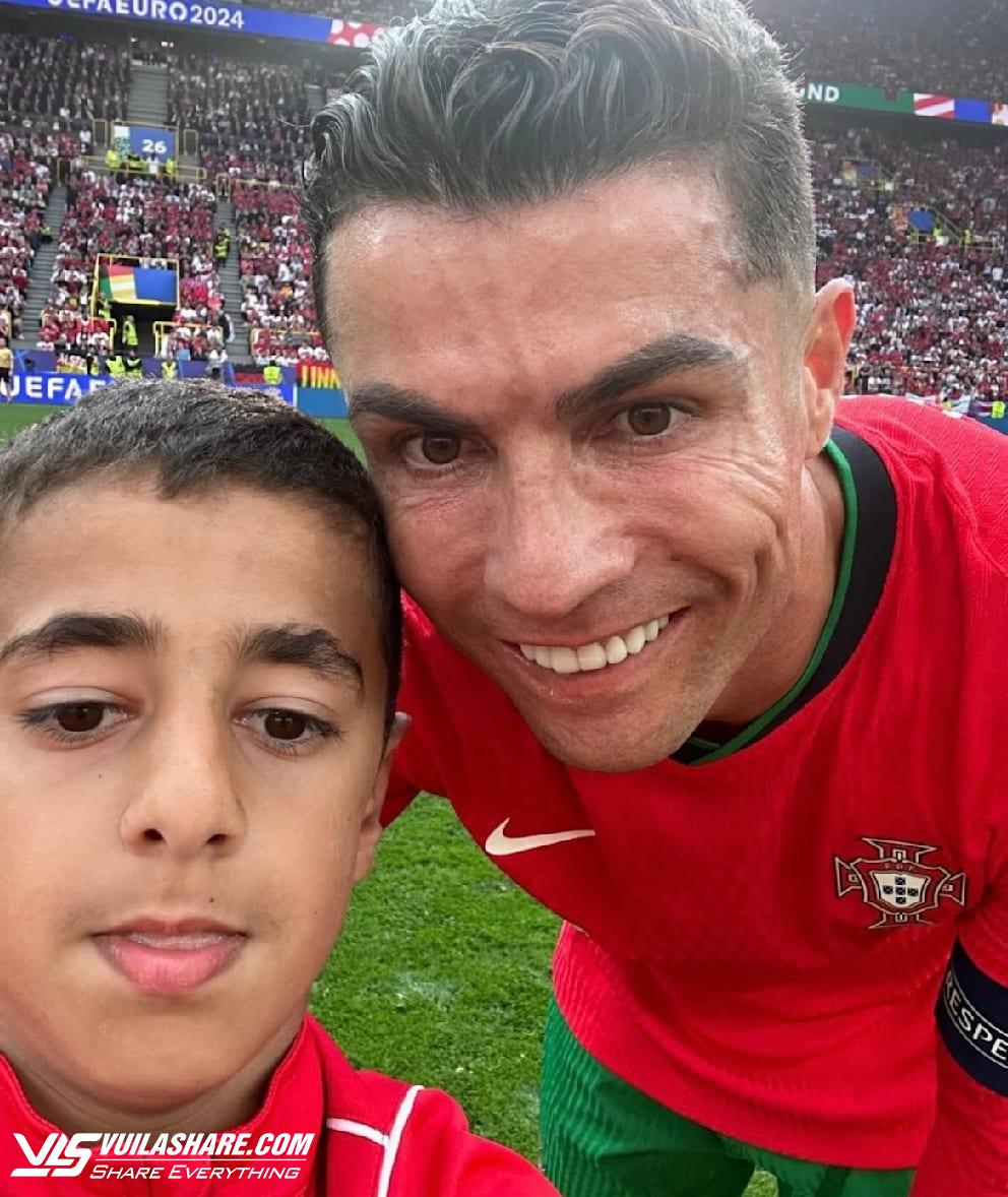 Bất ngờ với danh tính của cậu bé lao vào sân để chụp ảnh cùng Ronaldo- Ảnh 1.