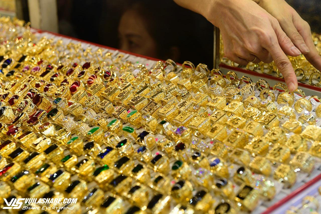 Giá vàng hôm nay 17.6.2024: Vàng nhẫn rẻ hơn vàng miếng SJC gần 2 triệu đồng/lượng- Ảnh 1.