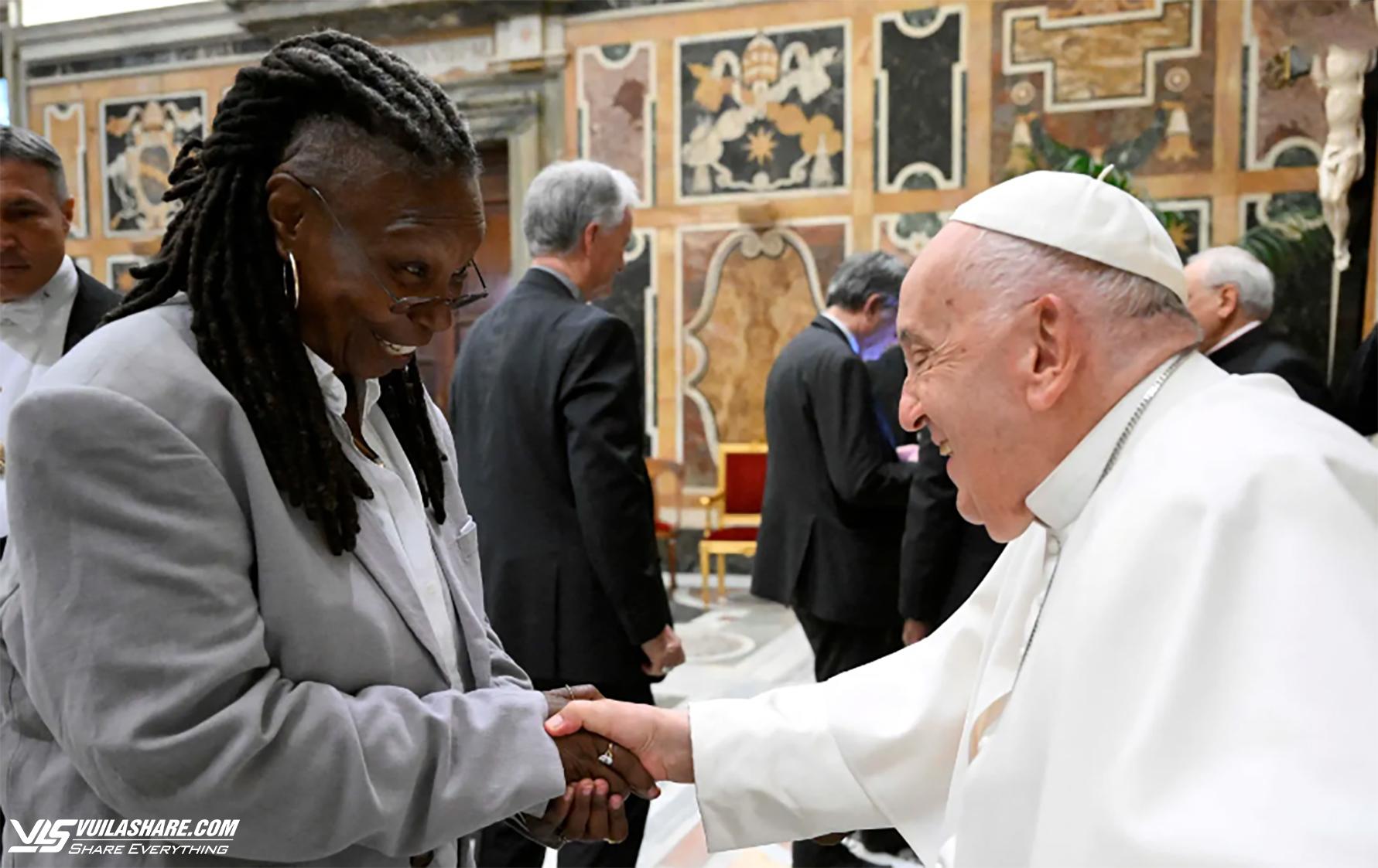 Giáo hoàng Francis gặp Whoopi Goldberg và nhiều danh hài khác tại Vatican- Ảnh 1.