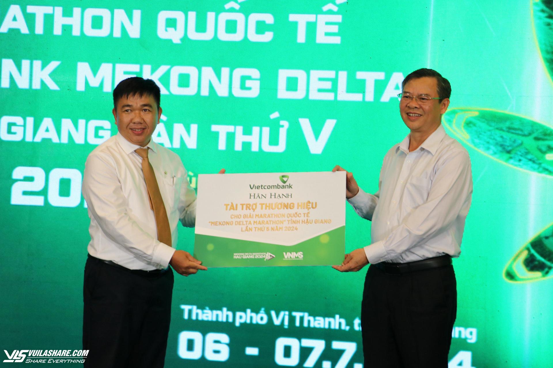 Ông Trương Cảnh Tuyên (bìa phải) và đại diện Vietcombank. ẢNH: NGUYỄN BẢY;